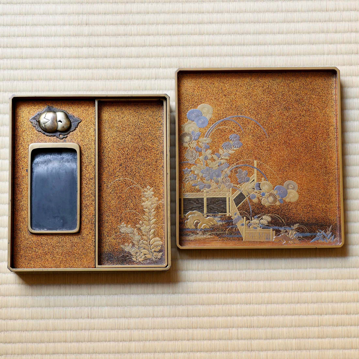 Suzuribako (boîte d’écriture japonaise) en laque urushi, or et argent, décor tsuru (grues)