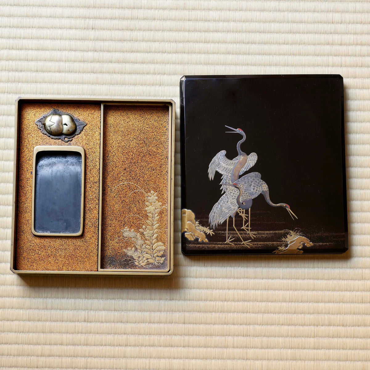 Suzuribako (boîte d’écriture japonaise) en laque urushi, or et argent, décor tsuru (grues)