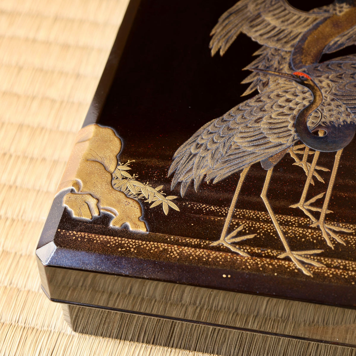 Suzuribako (boîte d’écriture japonaise) en laque urushi, or et argent, décor tsuru (grues)
