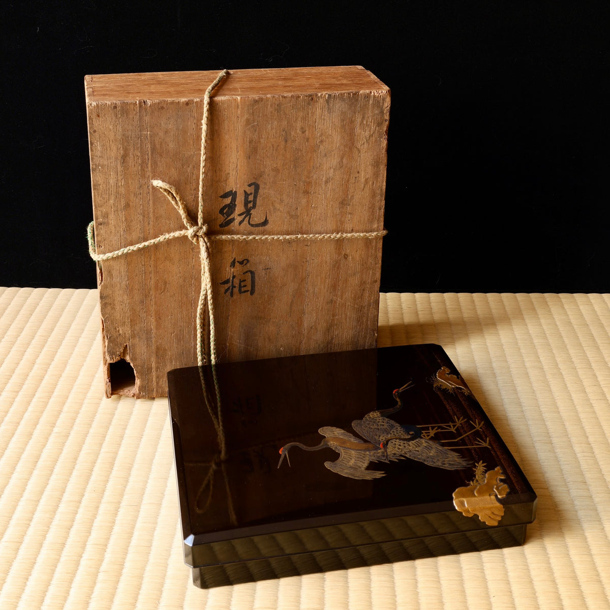 Suzuribako (boîte d’écriture japonaise) en laque urushi, or et argent, décor tsuru (grues)