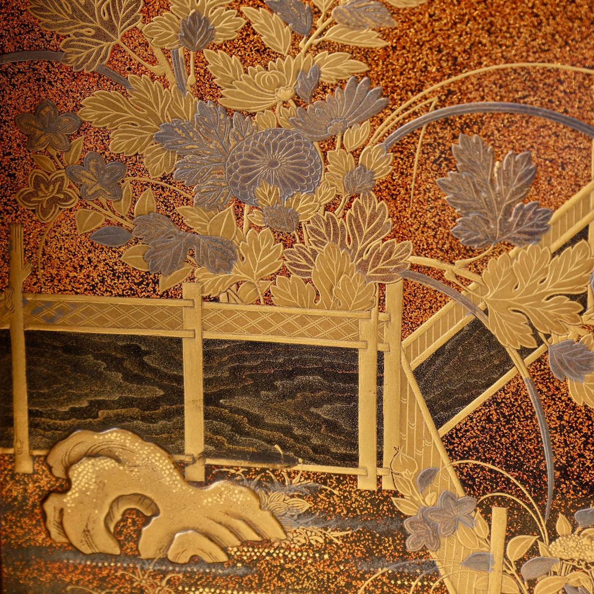 Suzuribako (boîte d’écriture japonaise) en laque urushi, or et argent, décor tsuru (grues)