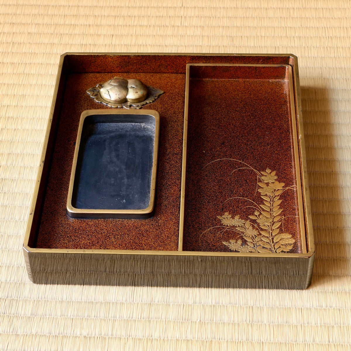 Suzuribako (boîte d’écriture japonaise) en laque urushi, or et argent, décor tsuru (grues)