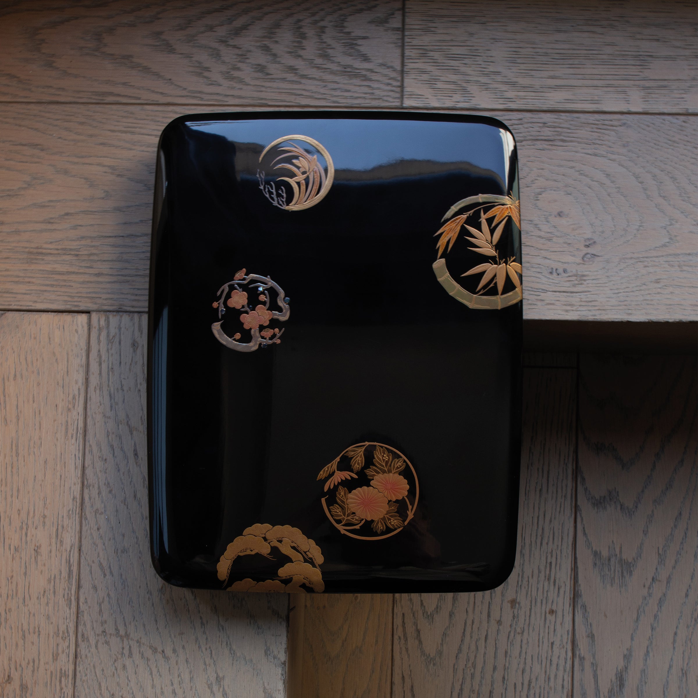 Suzuribako (writing box) in lacquer and gold powder decorated with kamon (emblems)