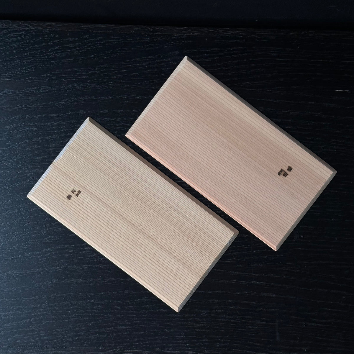 Plateau en sugi (cèdre japonais) de Taichi Kondō