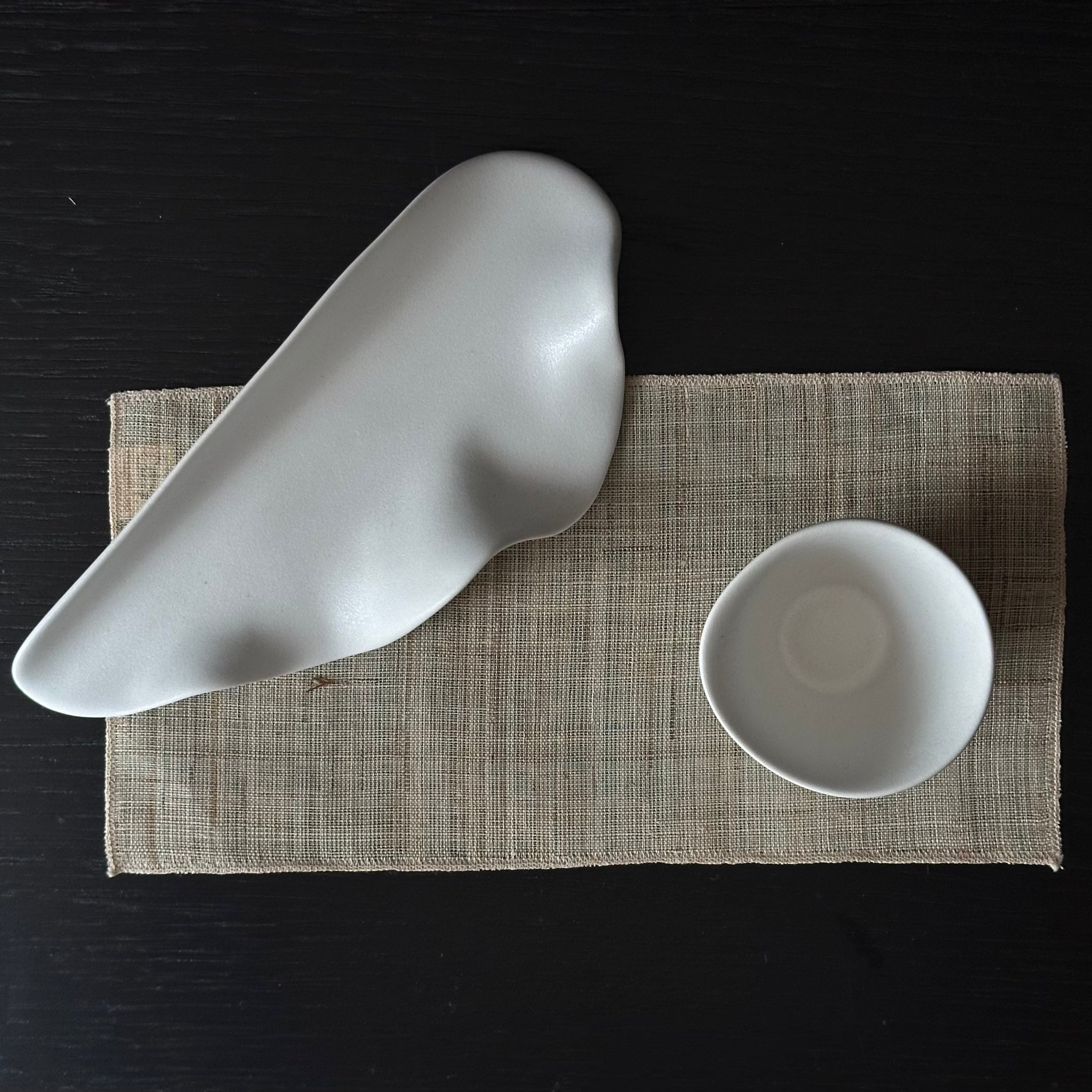 Assiette feuille en céramique de Nuri Lee