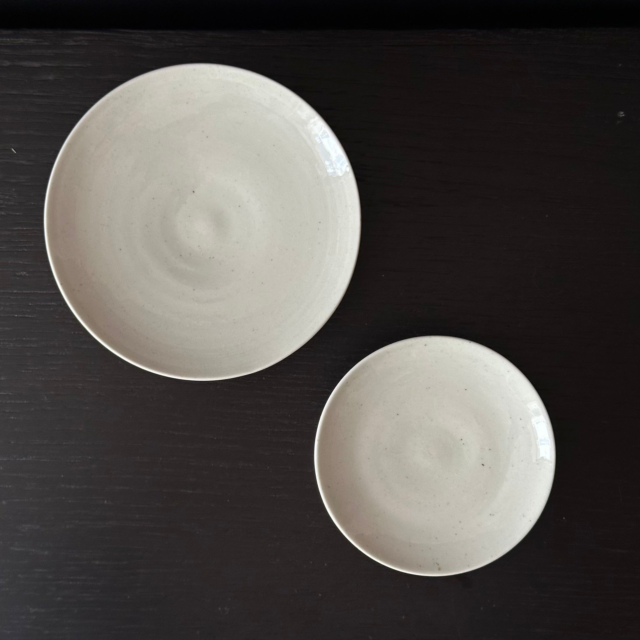 Assiette à pied en porcelaine blanche (baekja) de Hyun Taeju