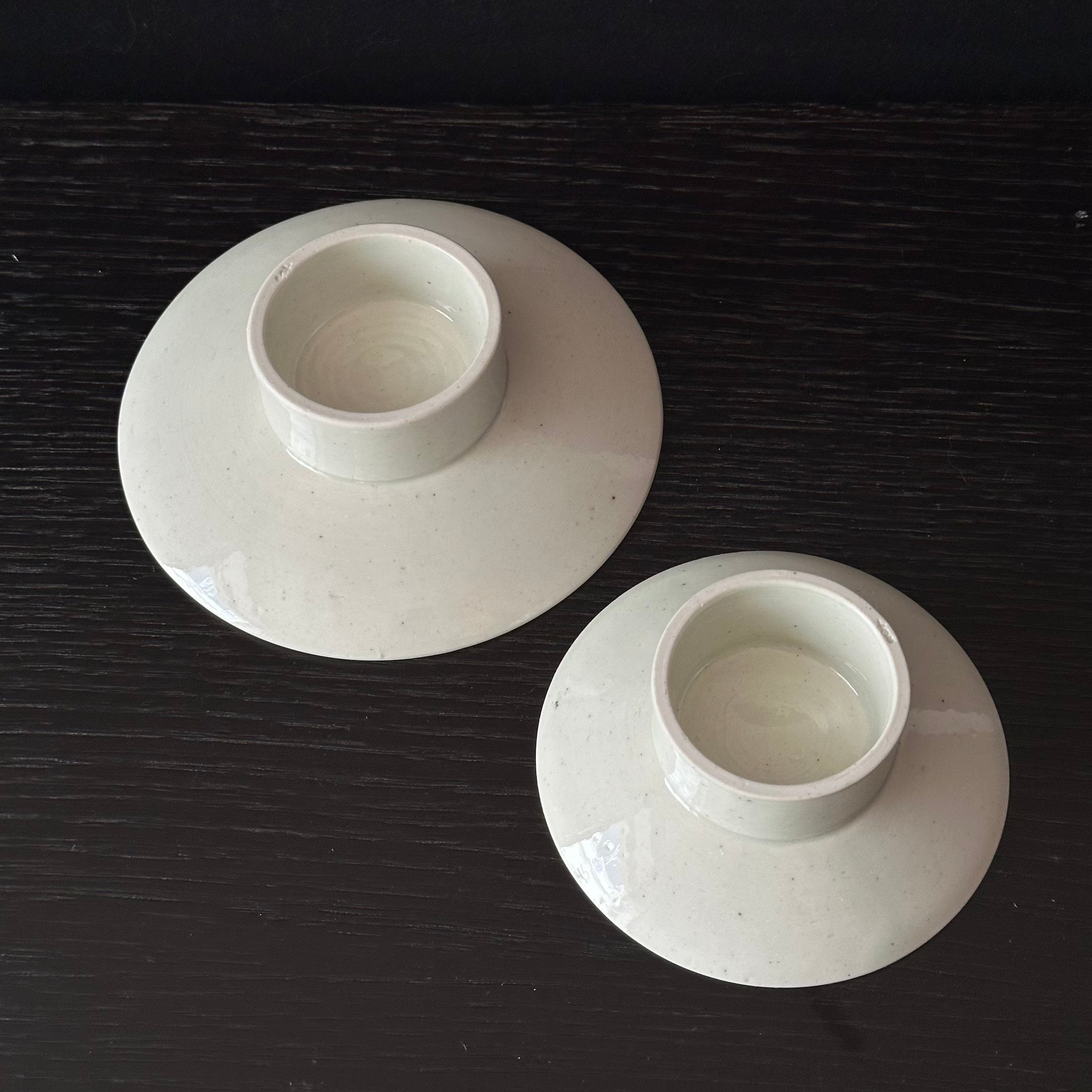 Assiette à pied en porcelaine blanche (baekja) de Hyun Taeju