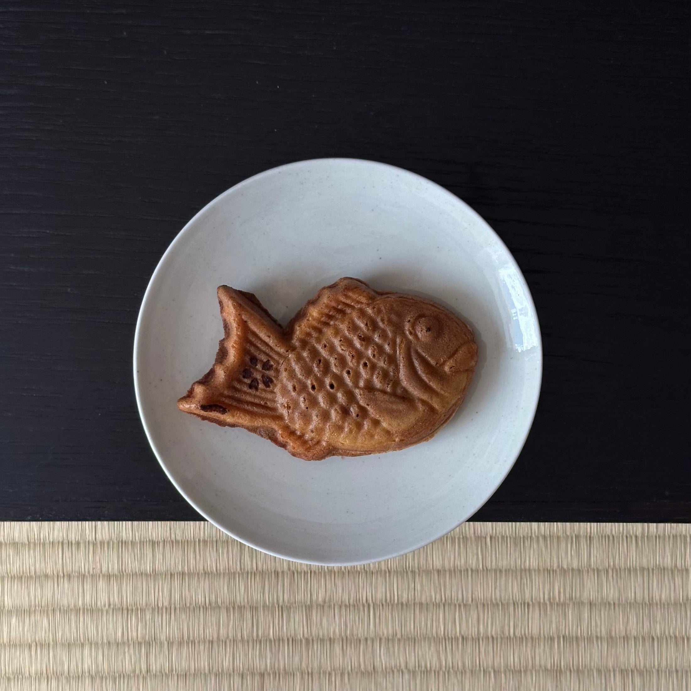 Assiette à pied en porcelaine blanche (baekja) de Hyun Taeju