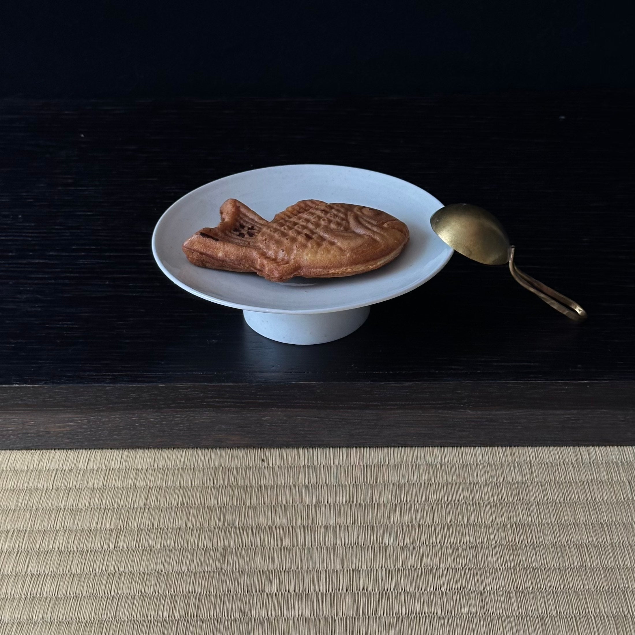 Assiette à pied en porcelaine blanche (baekja) de Hyun Taeju