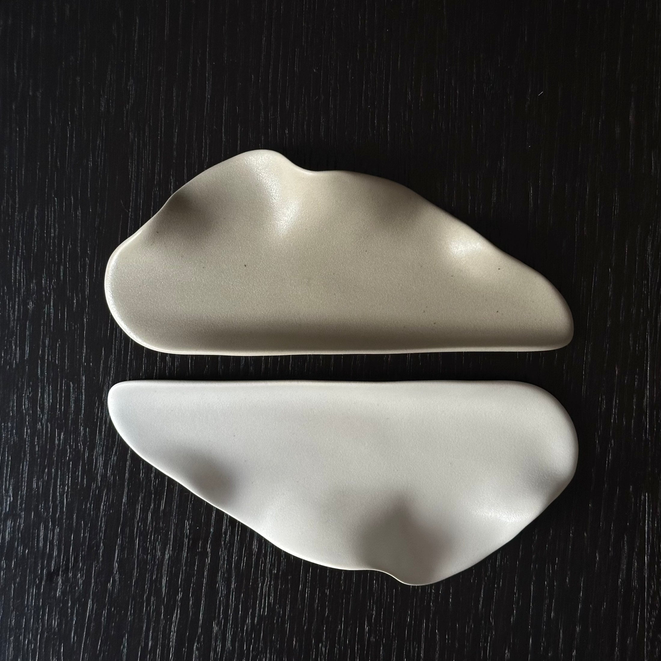 Assiette feuille en céramique de Nuri Lee