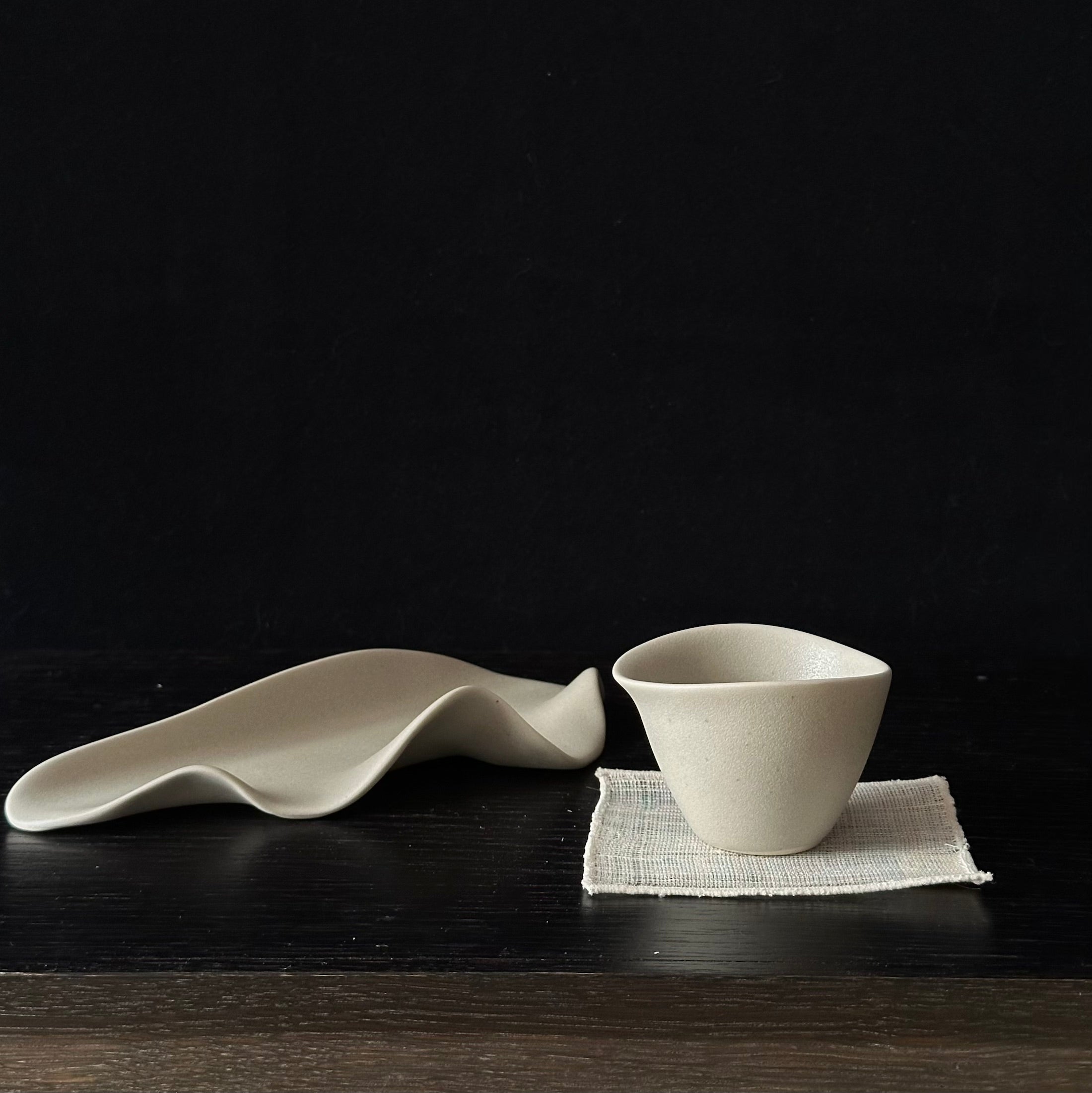 Assiette feuille en céramique de Nuri Lee