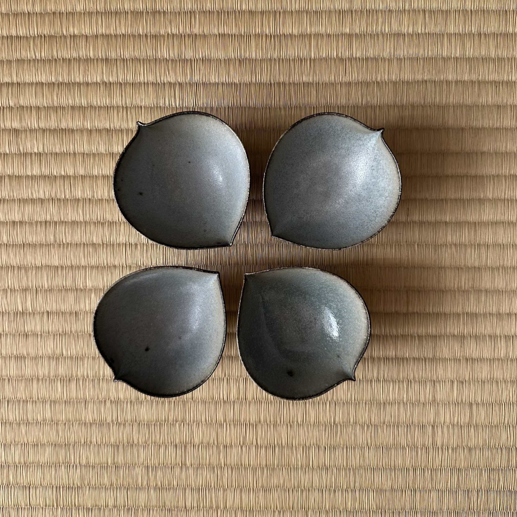 Petite coupelle katakuchi en céramique gris-vert de Shihō Takada