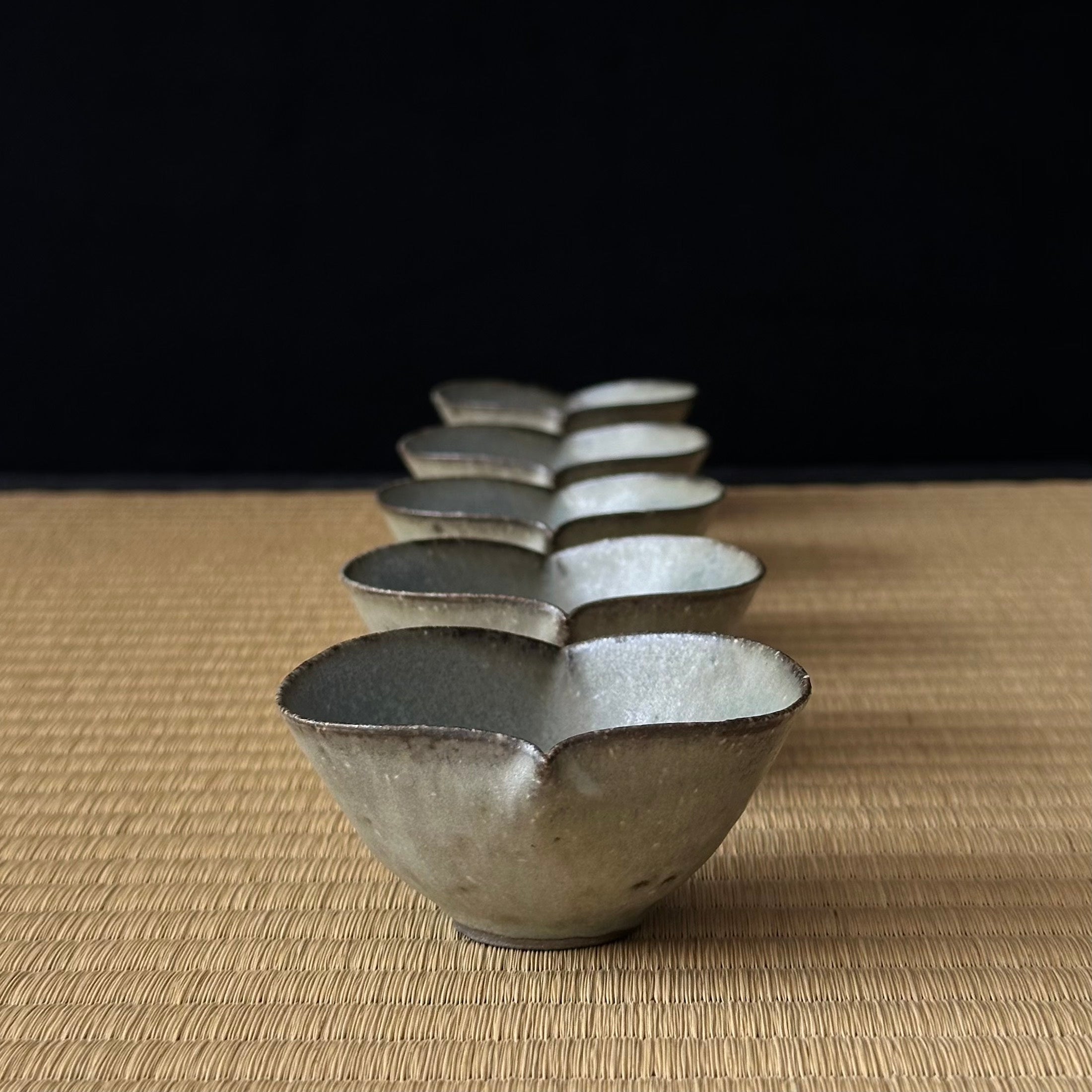 Petite coupelle katakuchi en céramique gris-vert de Shihō Takada