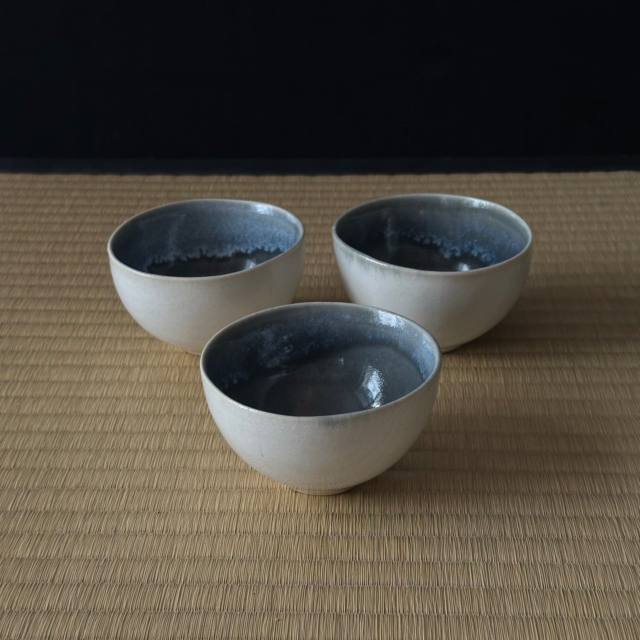 Tasse en semi-porcelaine gris-bleu de Yoshiko Hirose