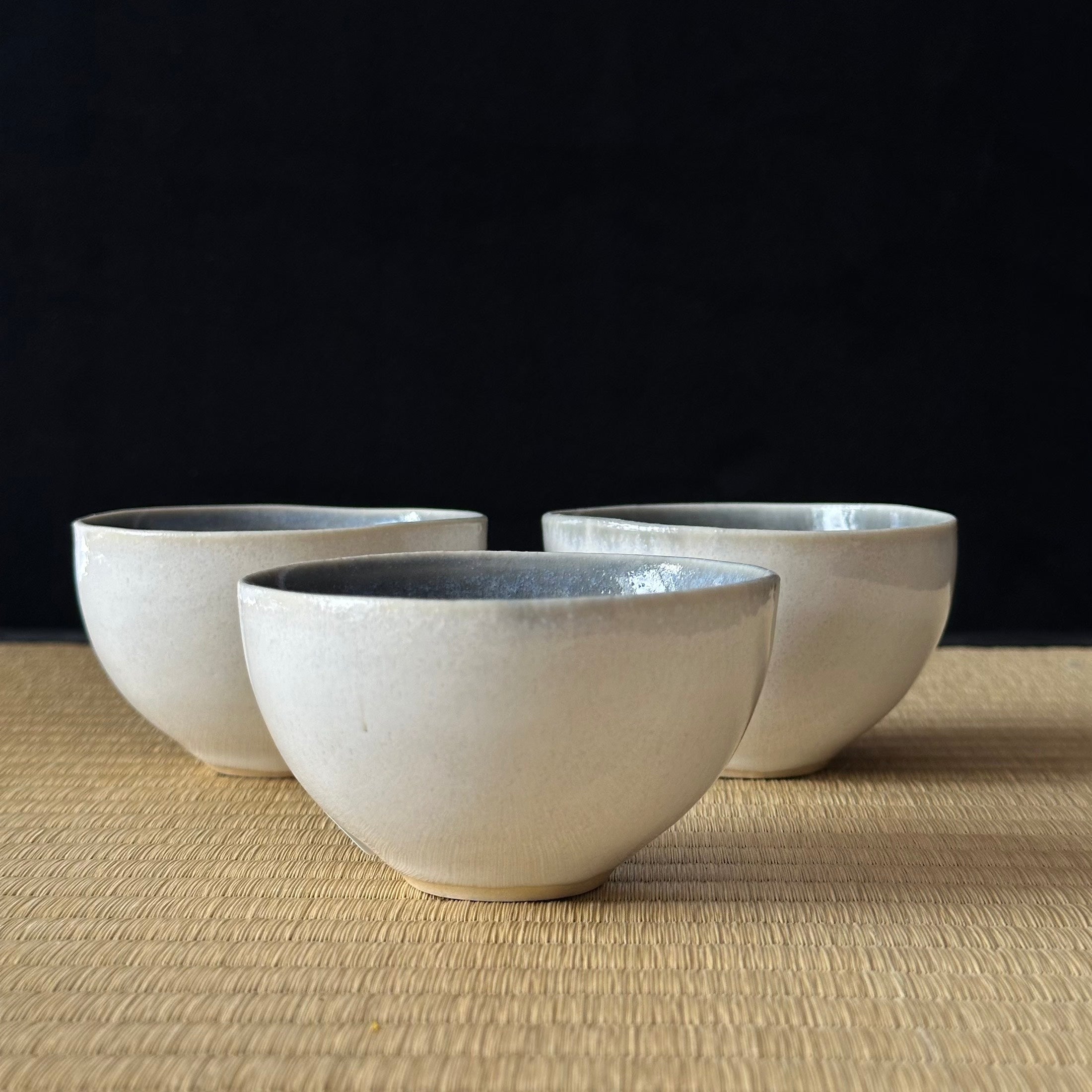 Tasse en semi-porcelaine gris-bleu de Yoshiko Hirose