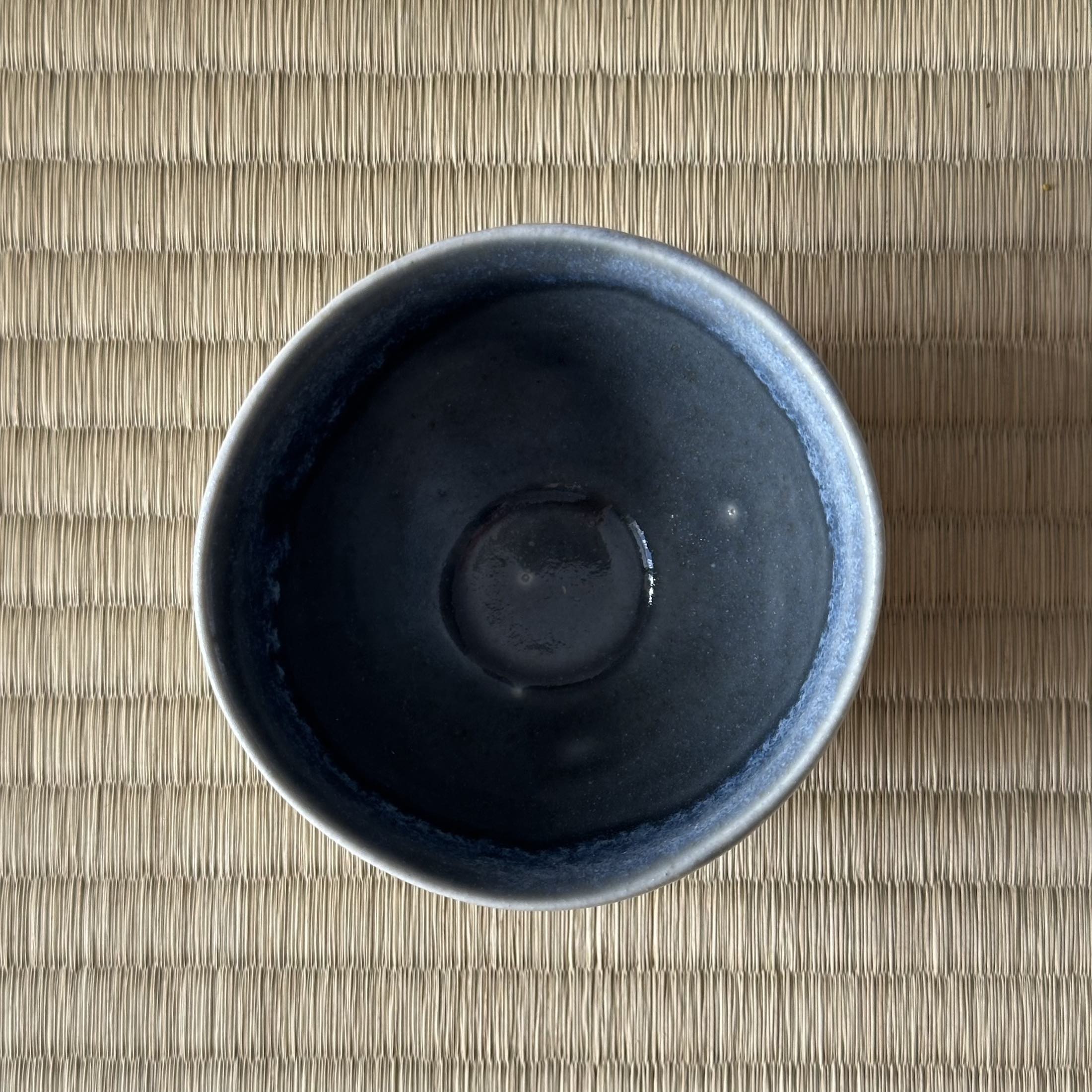 Tasse en semi-porcelaine gris-bleu de Yoshiko Hirose