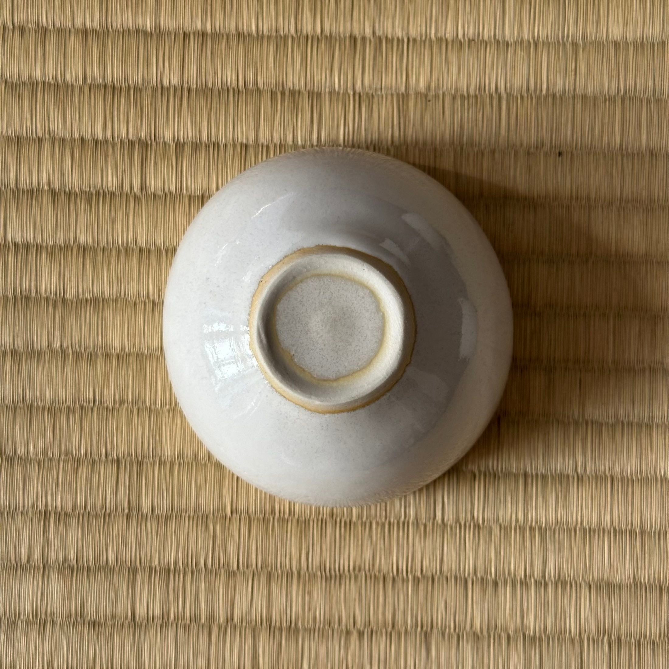 Tasse en semi-porcelaine gris-bleu de Yoshiko Hirose