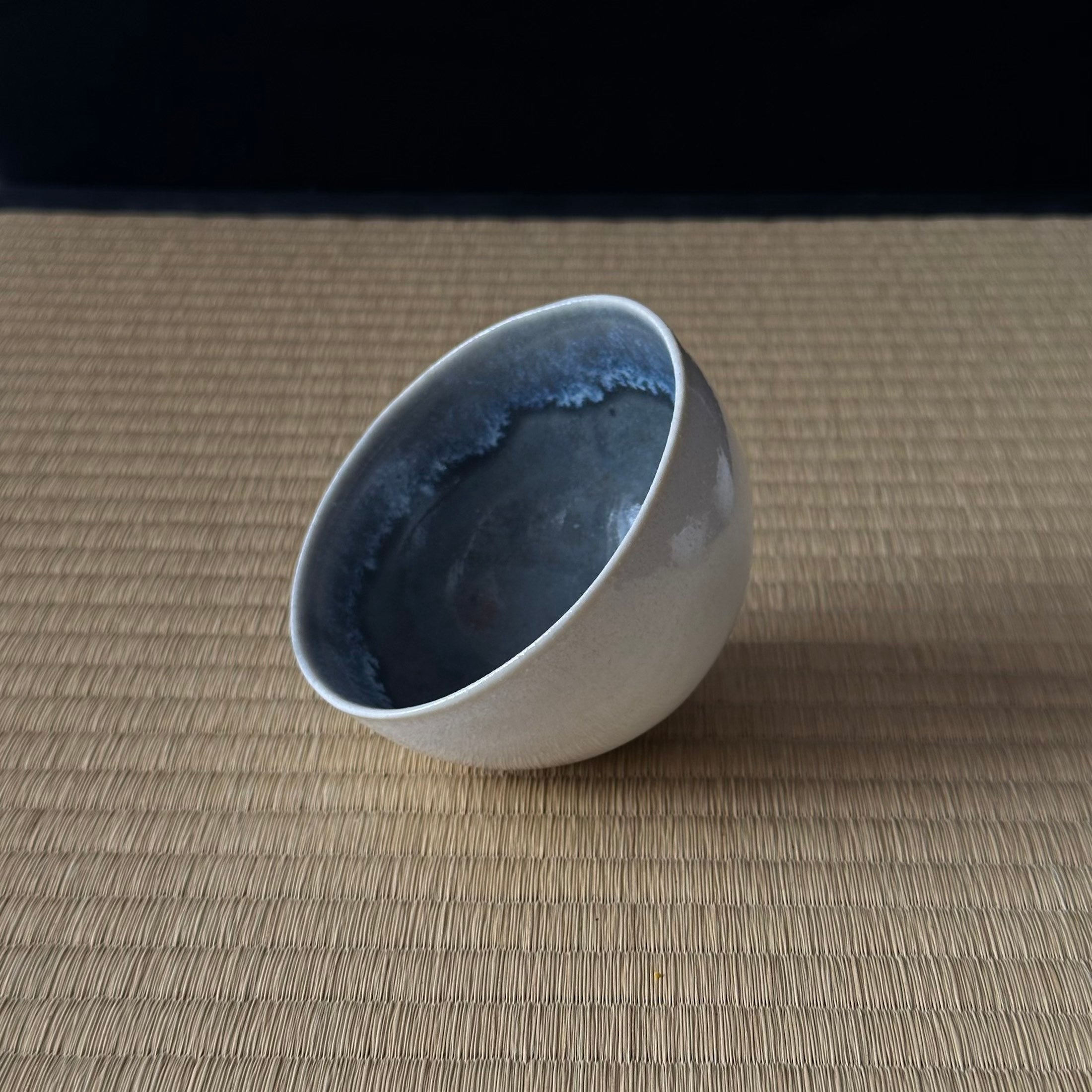 Tasse en semi-porcelaine gris-bleu de Yoshiko Hirose