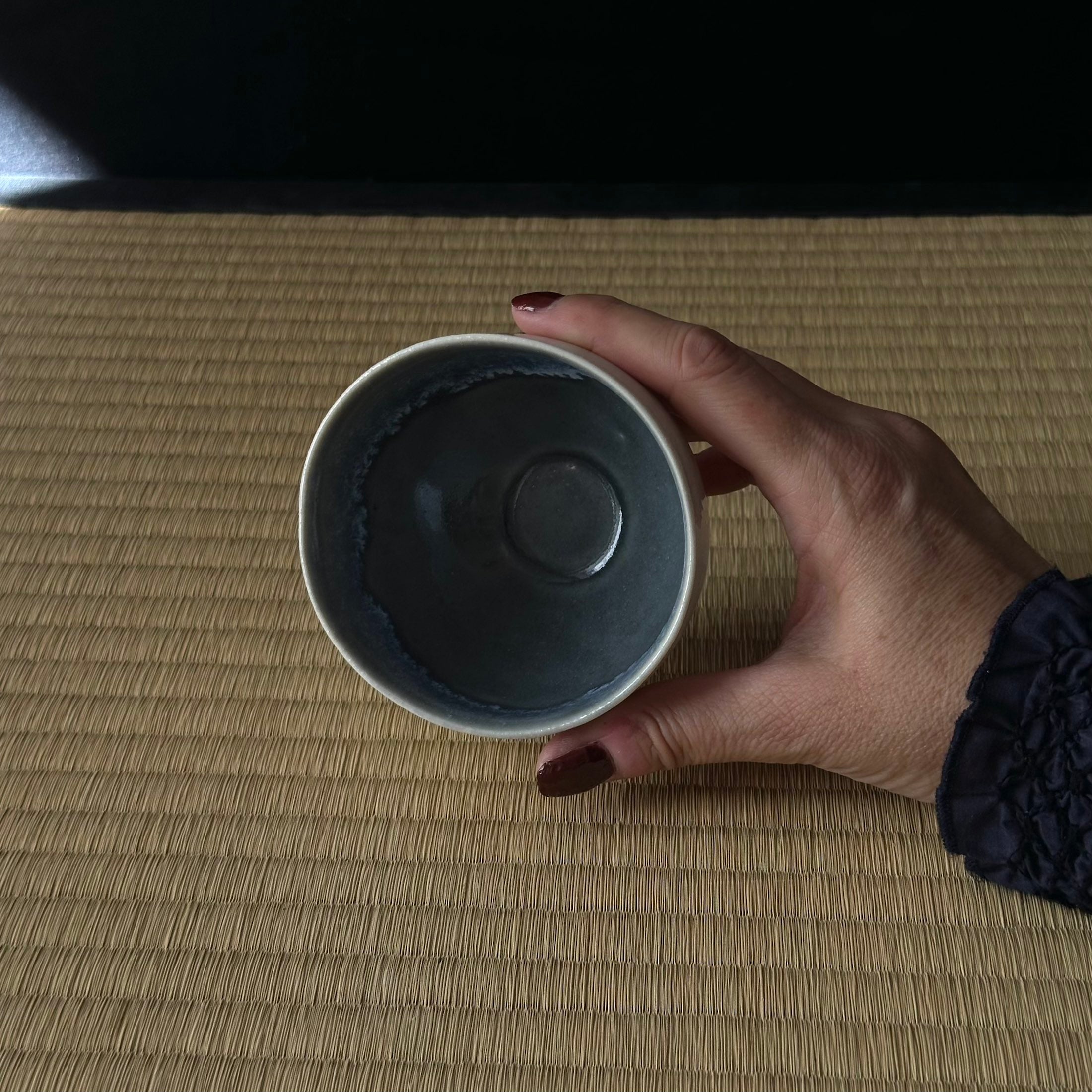 Tasse en semi-porcelaine gris-bleu de Yoshiko Hirose