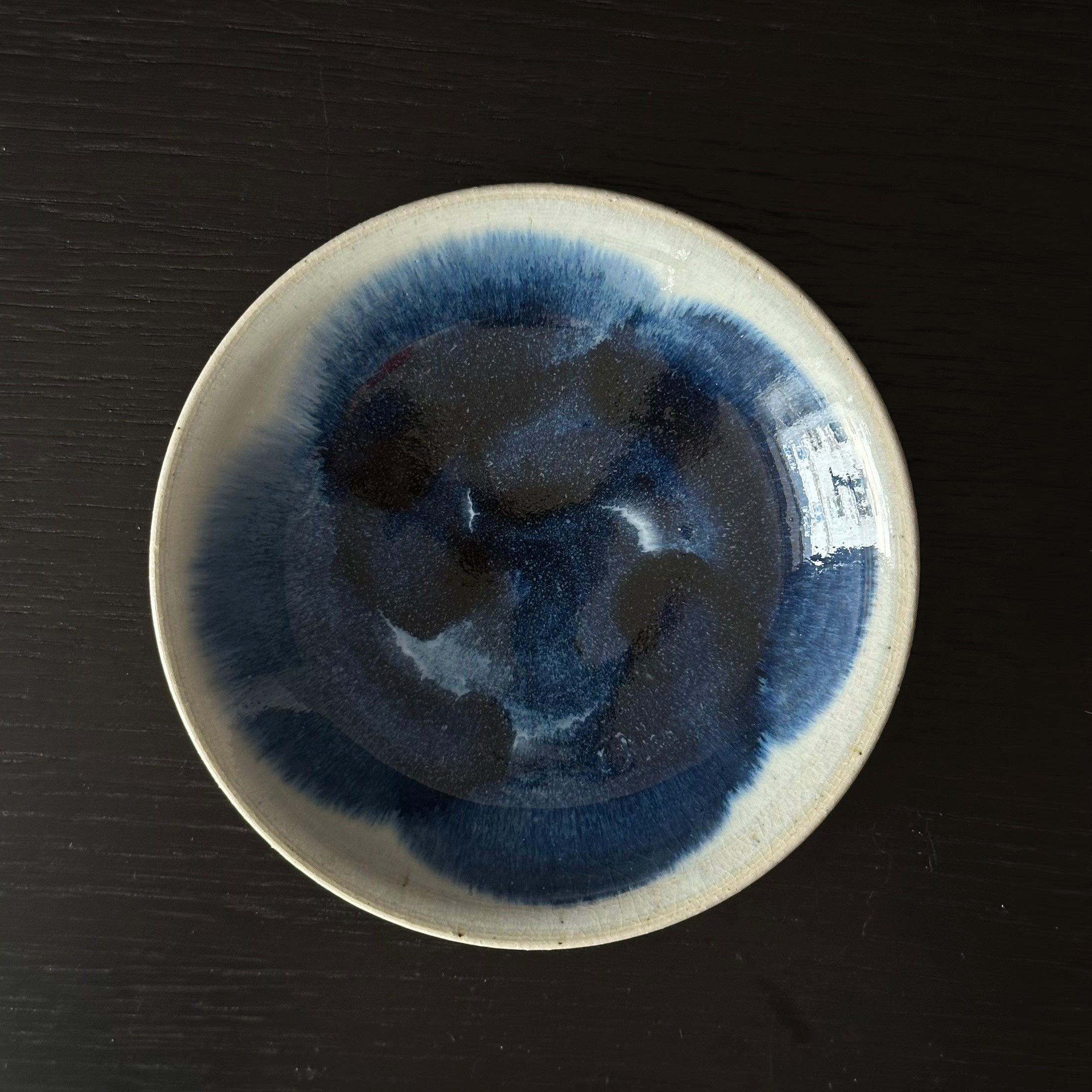 Assiette à glaçure bleue de Ritsuji Takeuchi