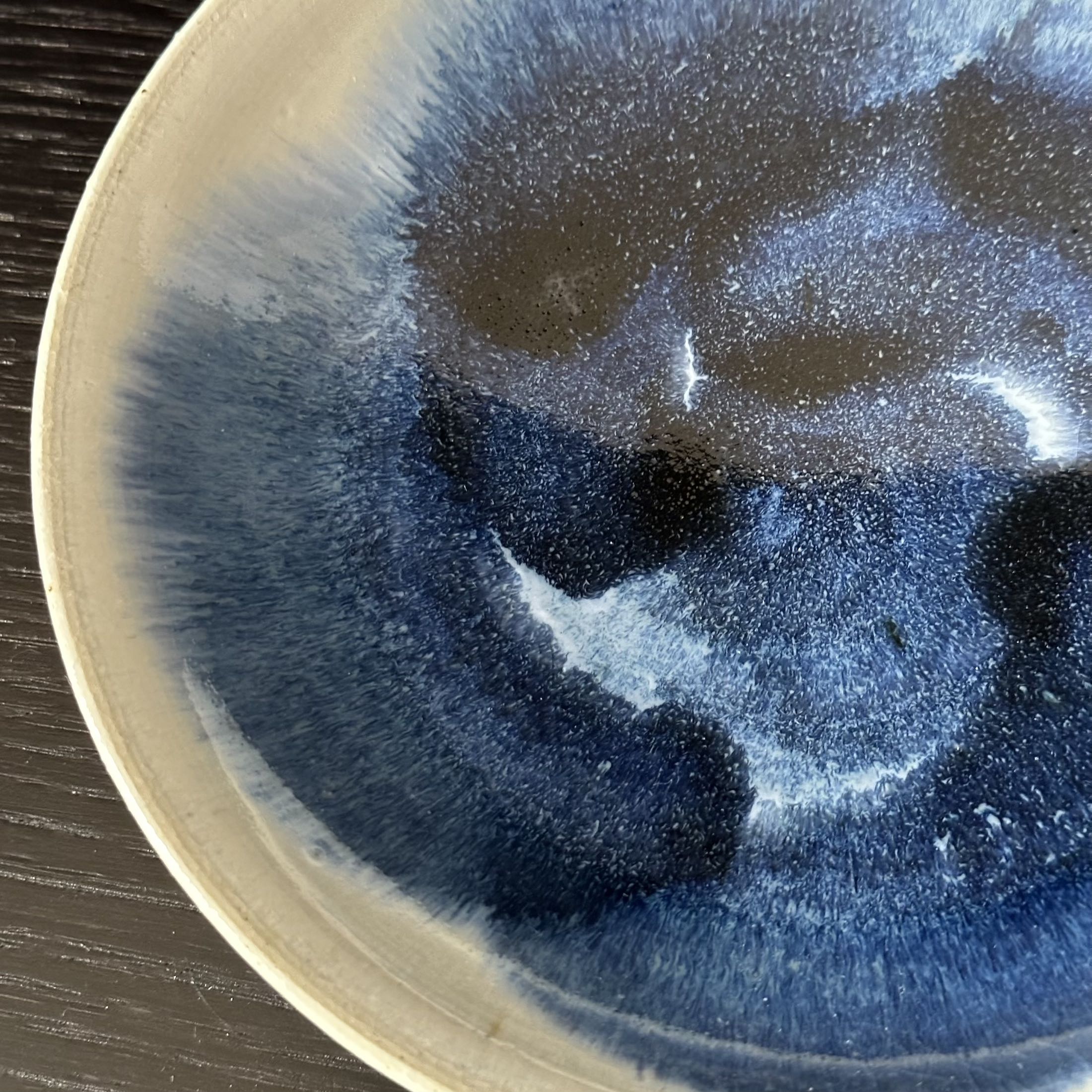 Assiette à glaçure bleue de Ritsuji Takeuchi