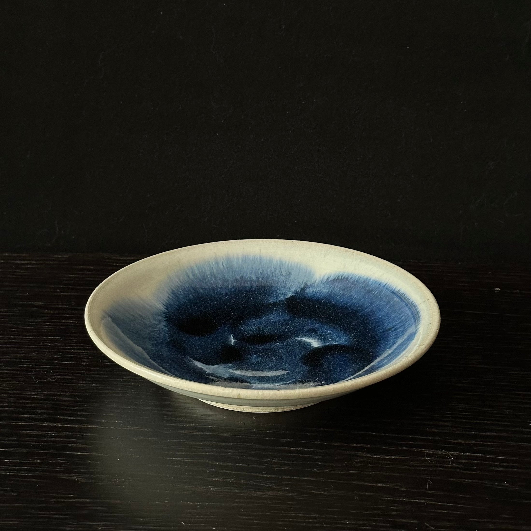 Assiette à glaçure bleue de Ritsuji Takeuchi