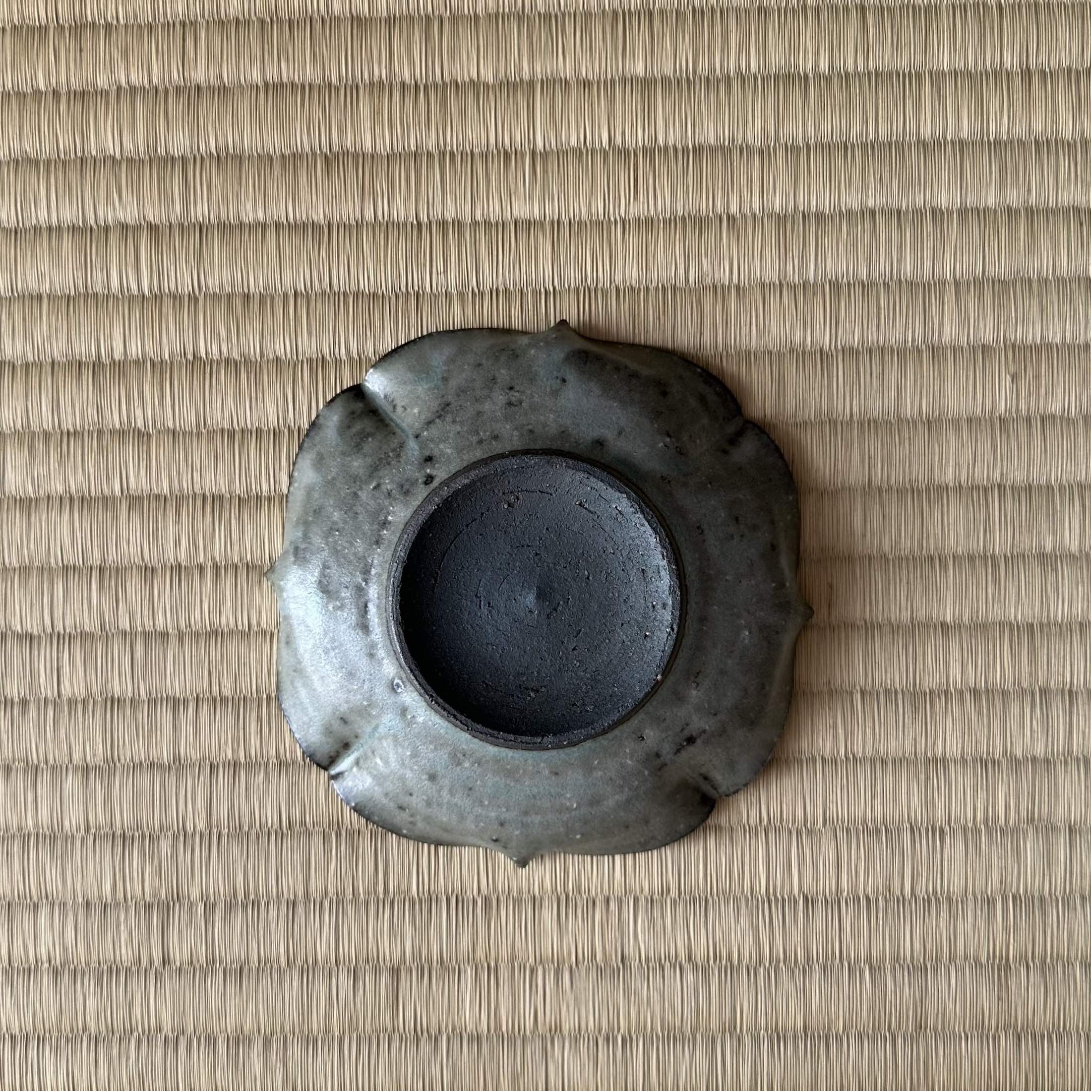 Petite assiette kozara en céramique gris-vert de Shihō Takada