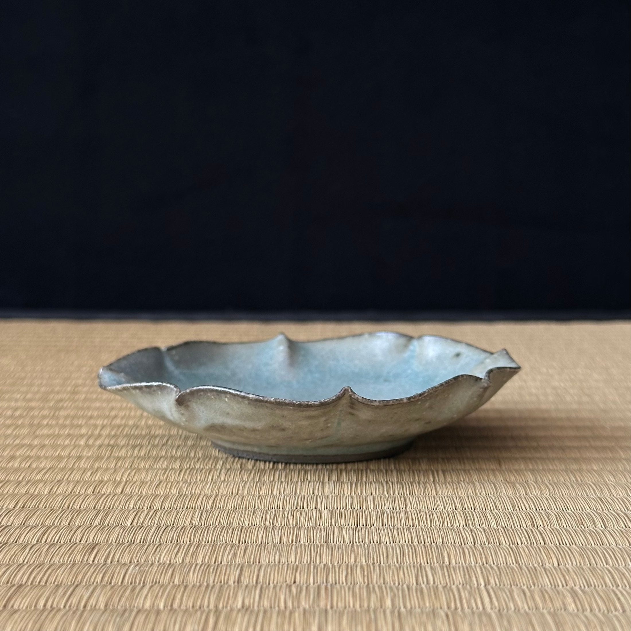 Petite assiette kozara en céramique gris-vert de Shihō Takada