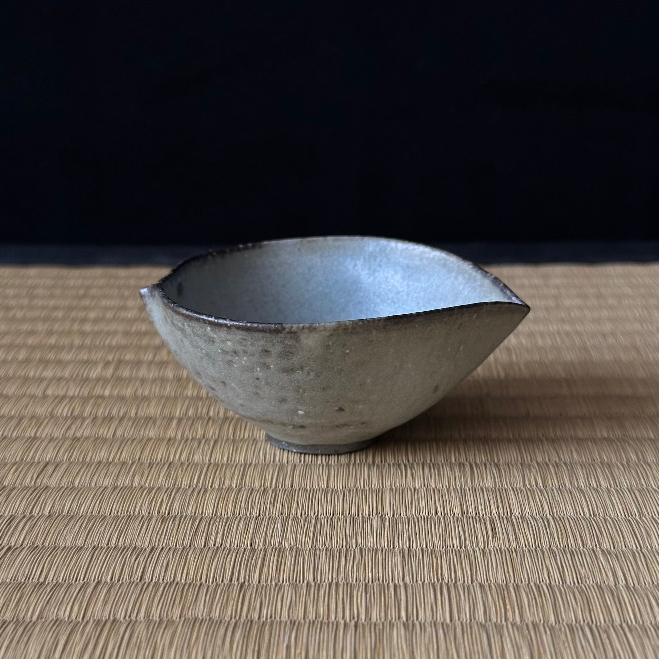Petite coupelle katakuchi en céramique gris-vert de Shihō Takada
