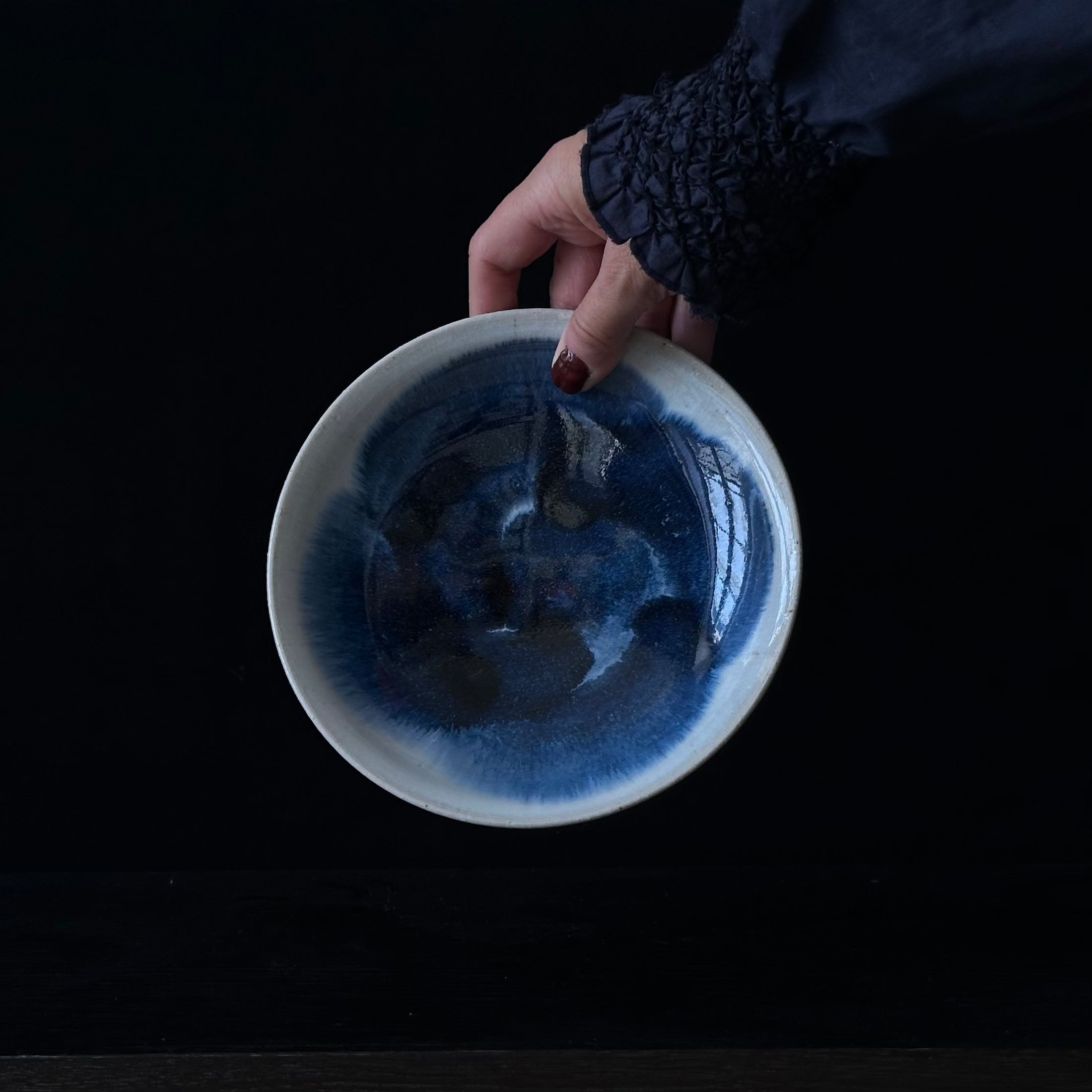 Assiette à glaçure bleue de Ritsuji Takeuchi