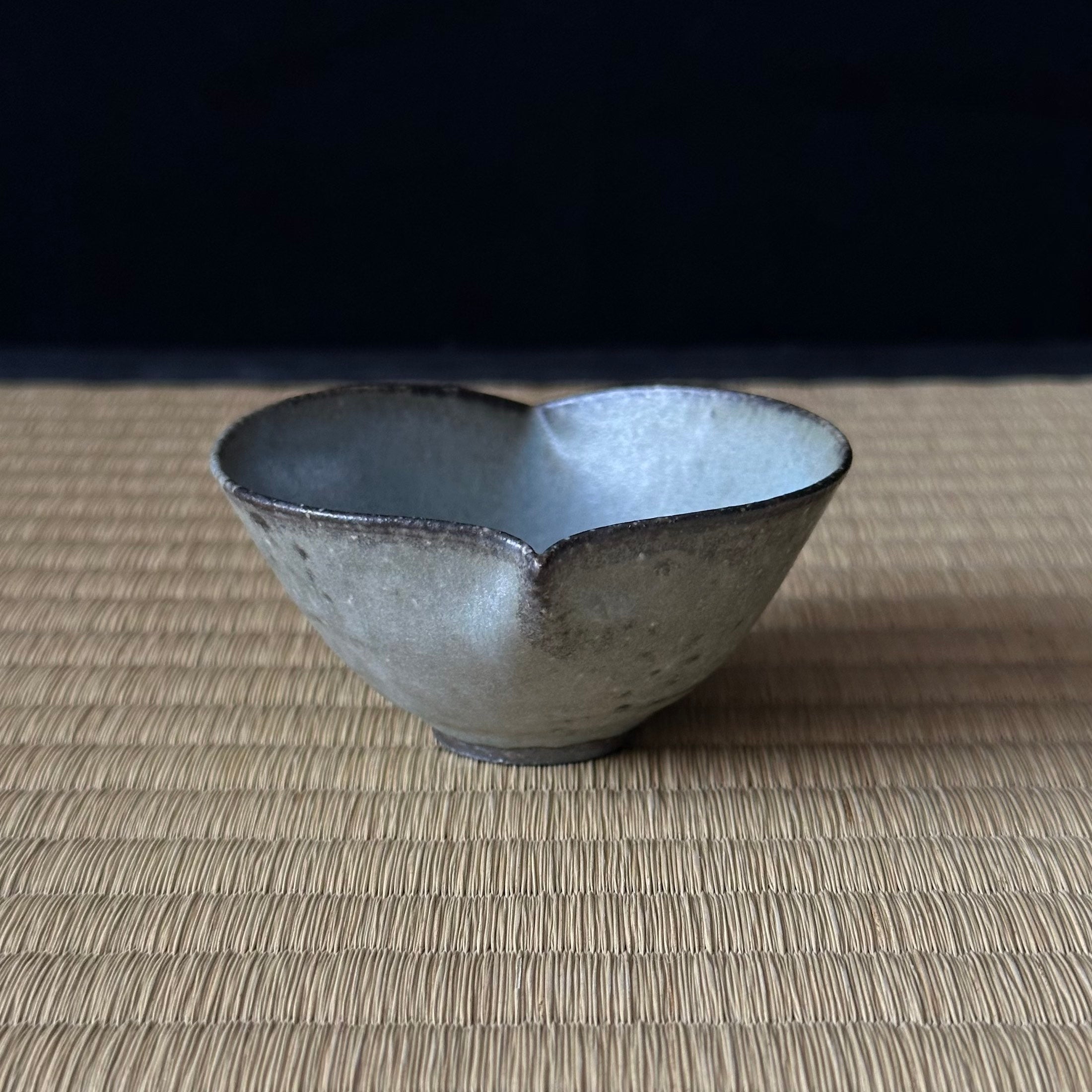 Petite coupelle katakuchi en céramique gris-vert de Shihō Takada