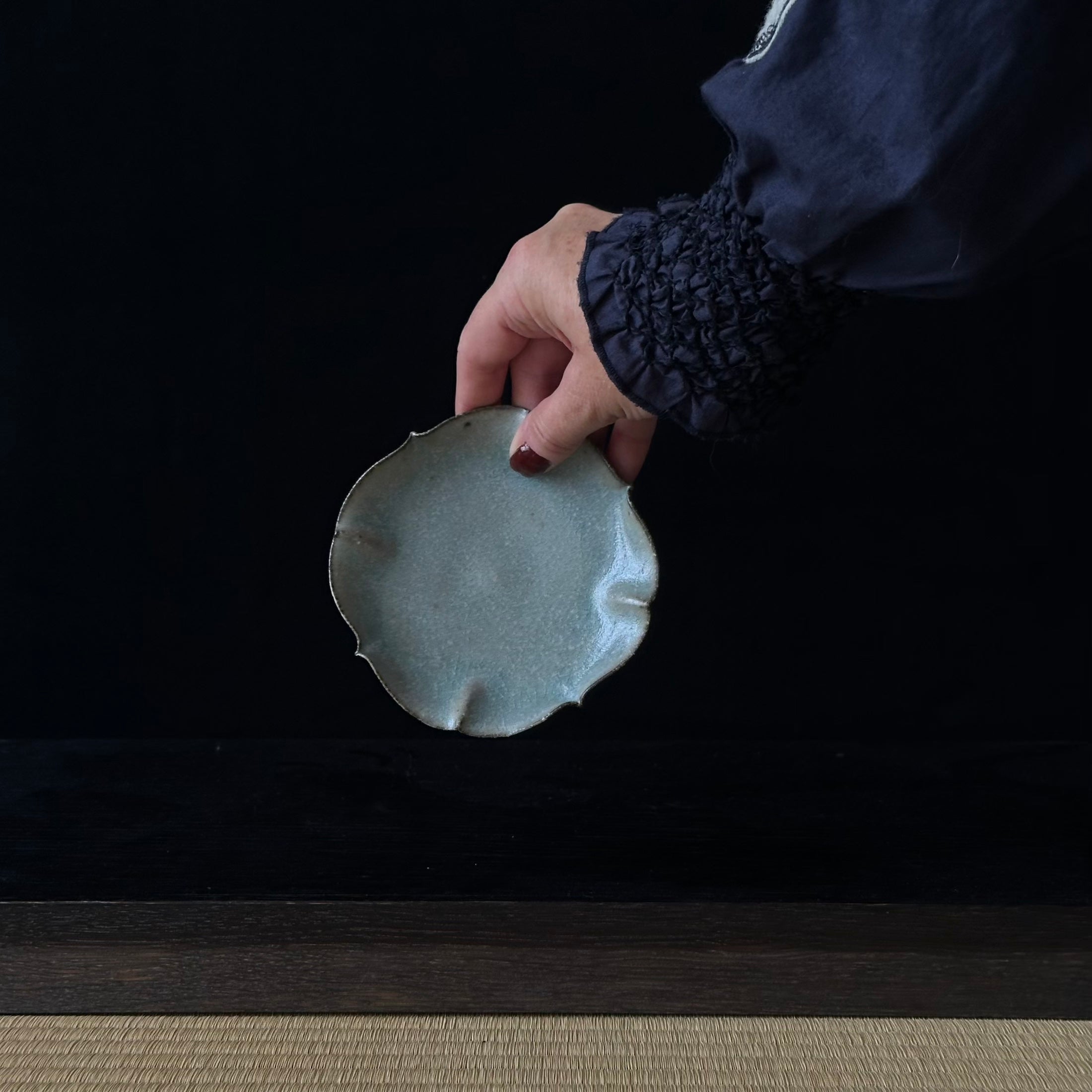 Petite assiette kozara en céramique gris-vert de Shihō Takada