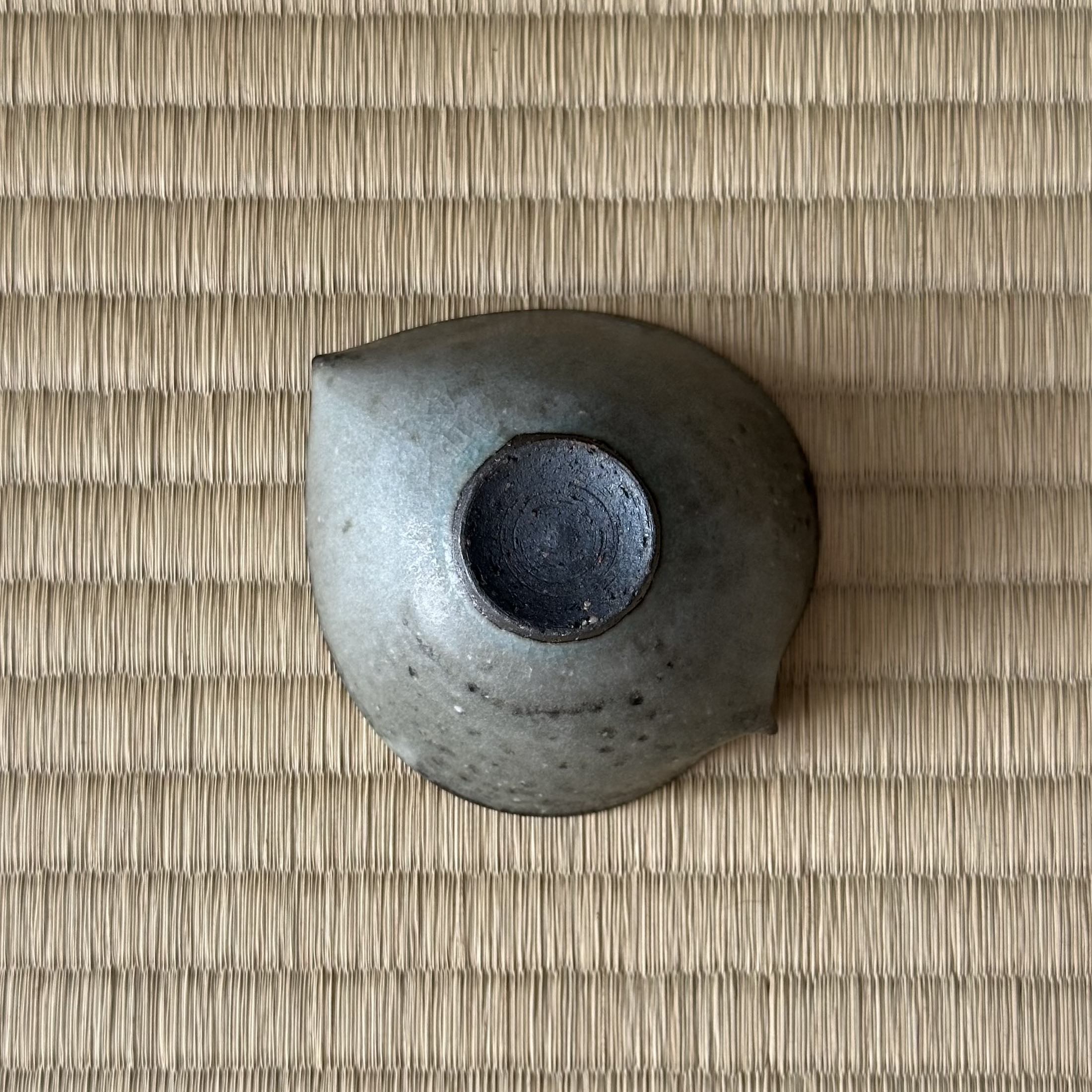 Petite coupelle katakuchi en céramique gris-vert de Shihō Takada