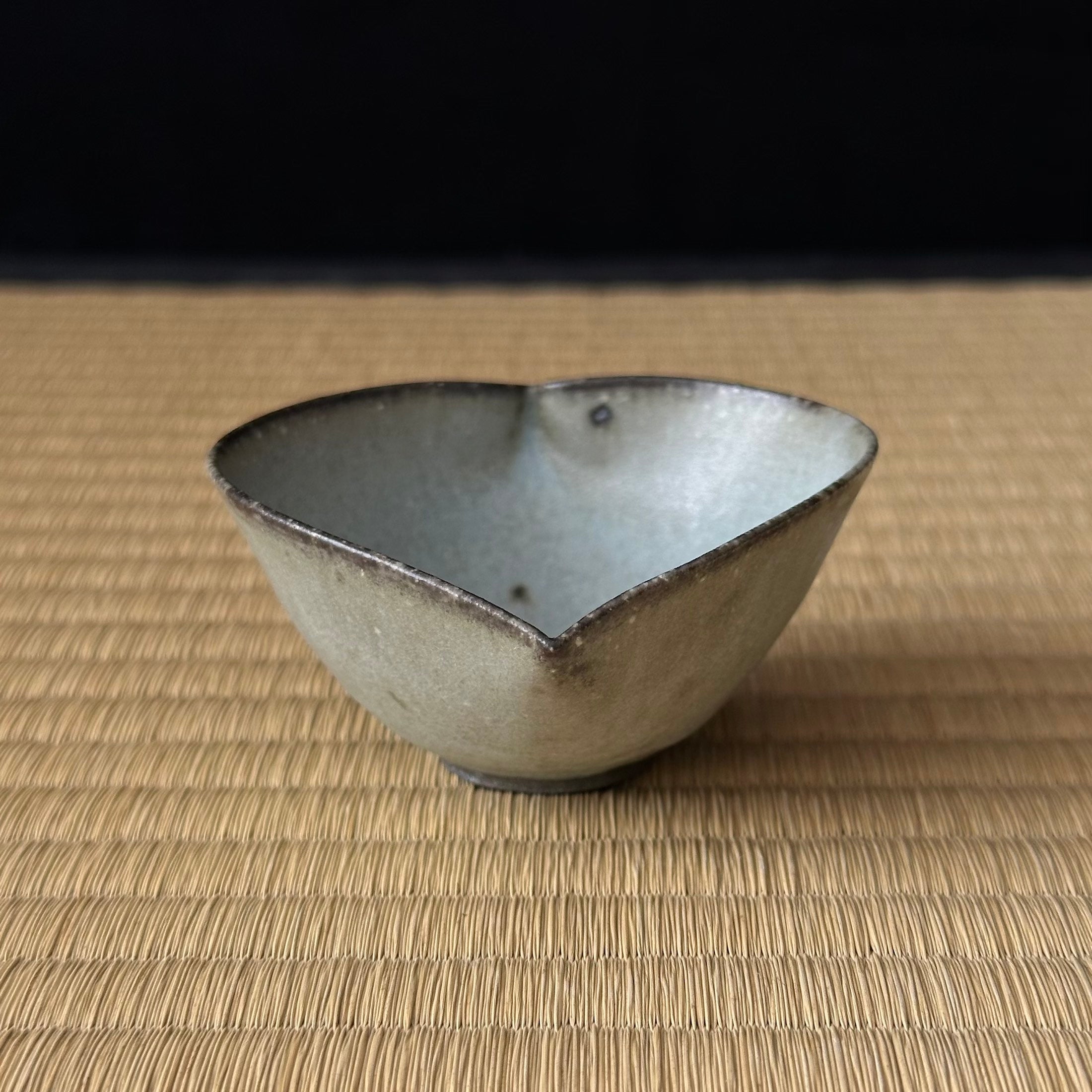 Petite coupelle katakuchi en céramique gris-vert de Shihō Takada