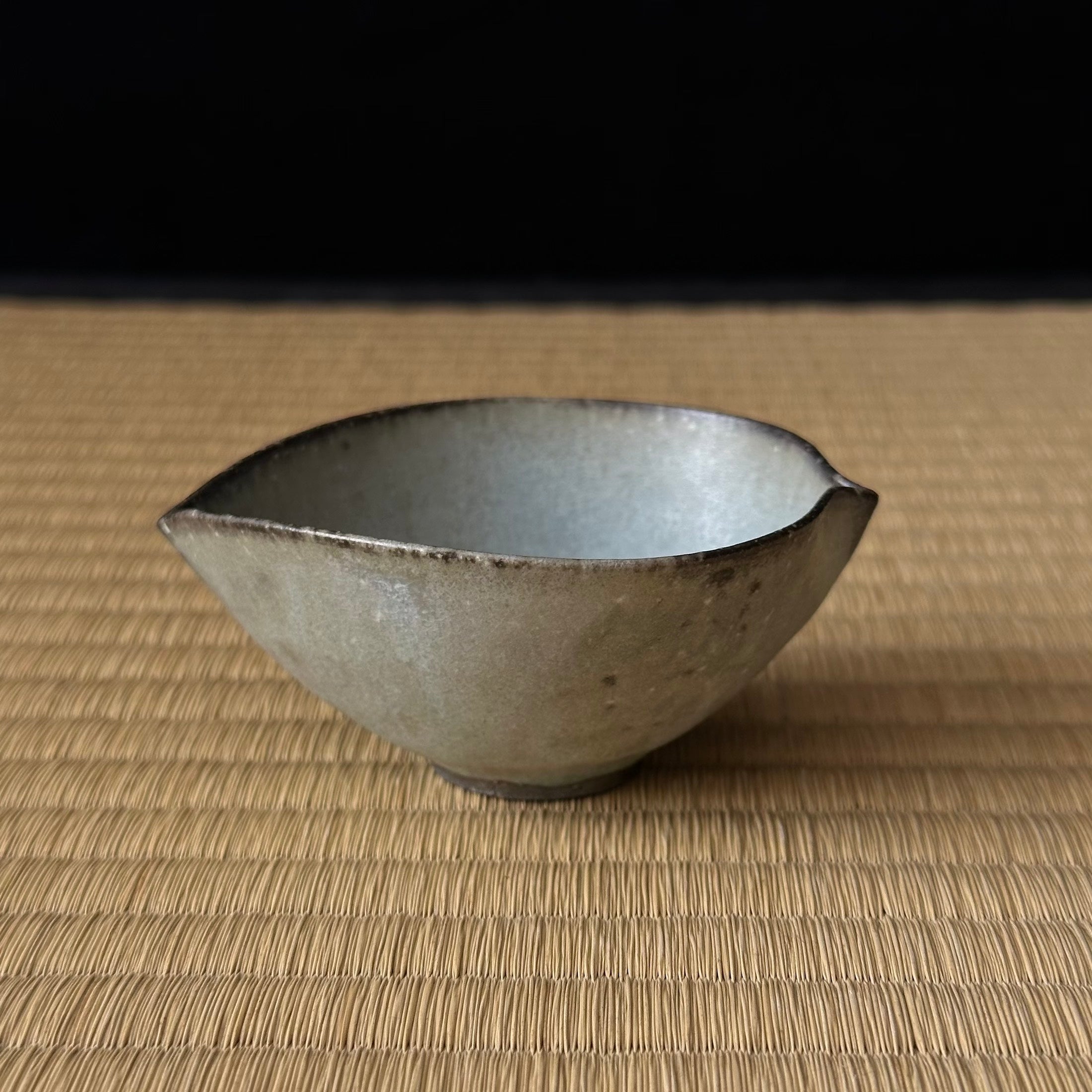 Petite coupelle katakuchi en céramique gris-vert de Shihō Takada