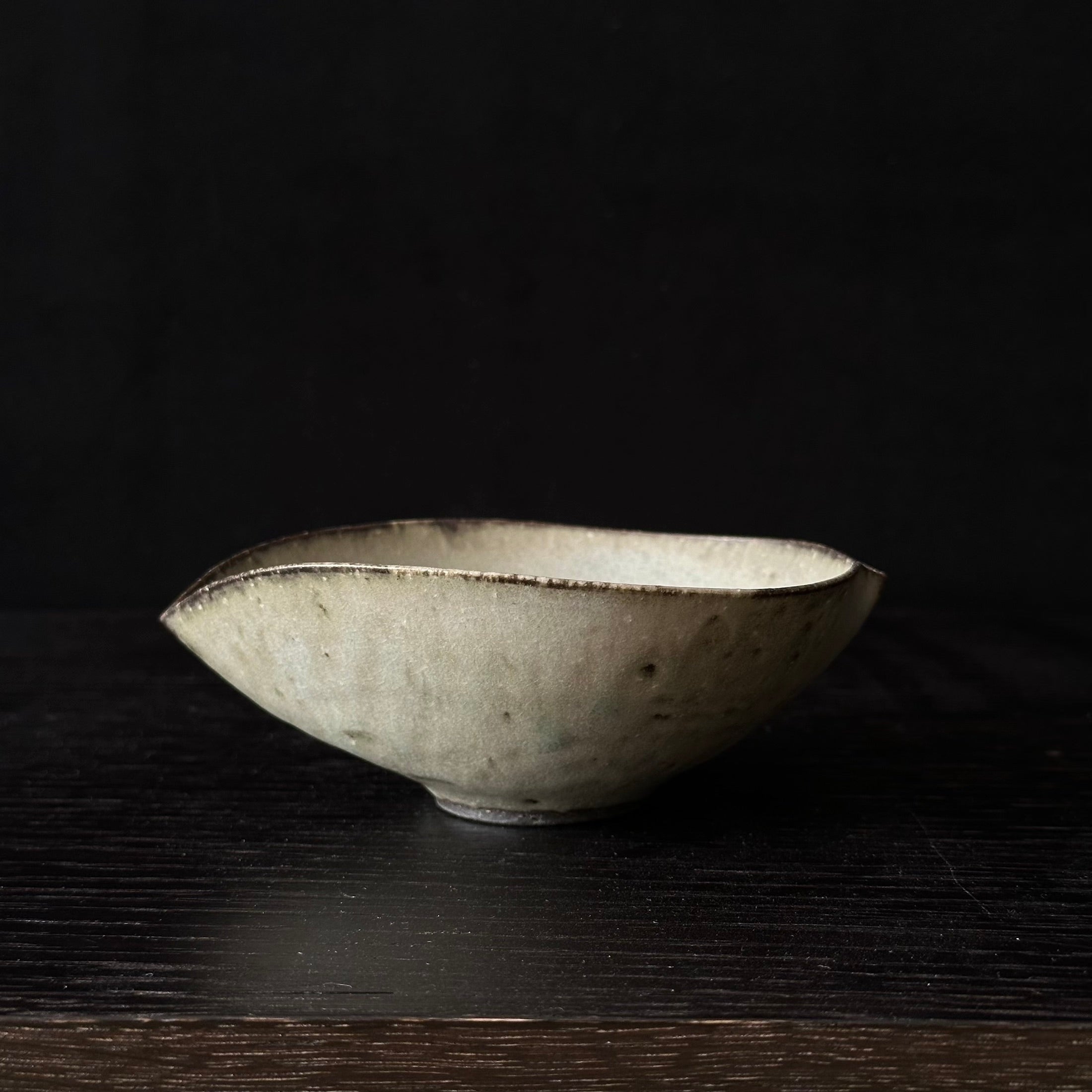 Coupelle katakuchi en céramique gris-vert de Shihō Takada