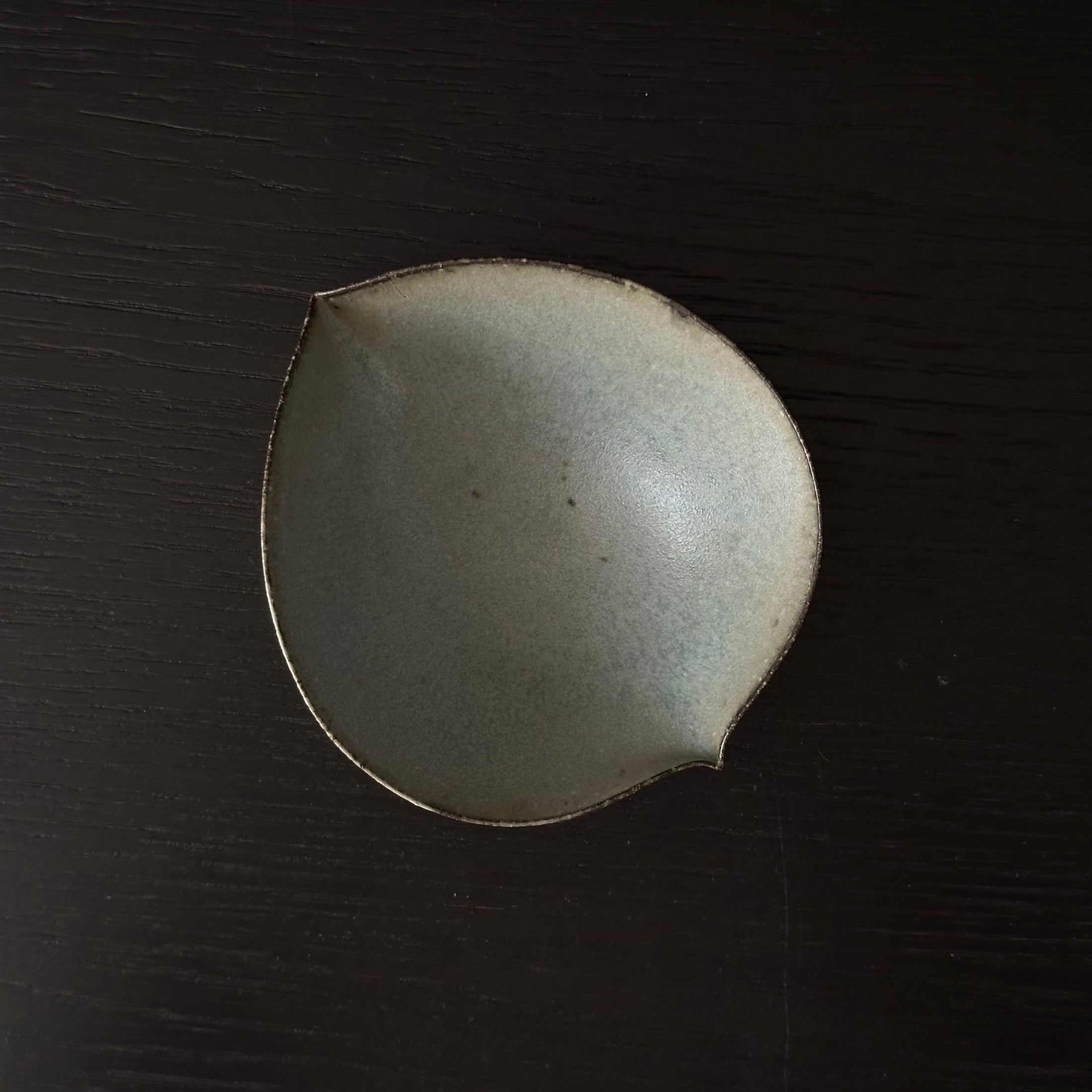 Coupelle katakuchi en céramique gris-vert de Shihō Takada