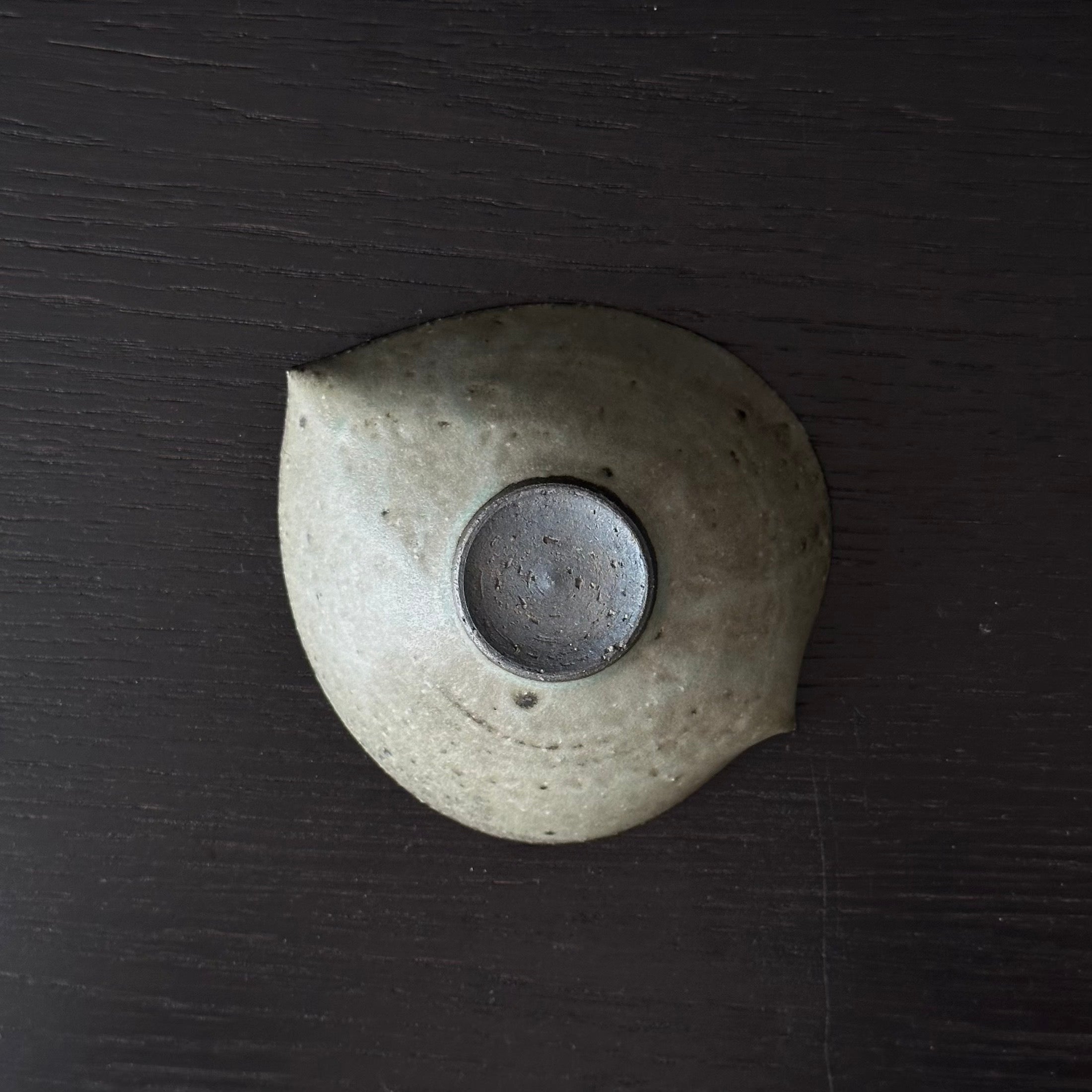 Coupelle katakuchi en céramique gris-vert de Shihō Takada