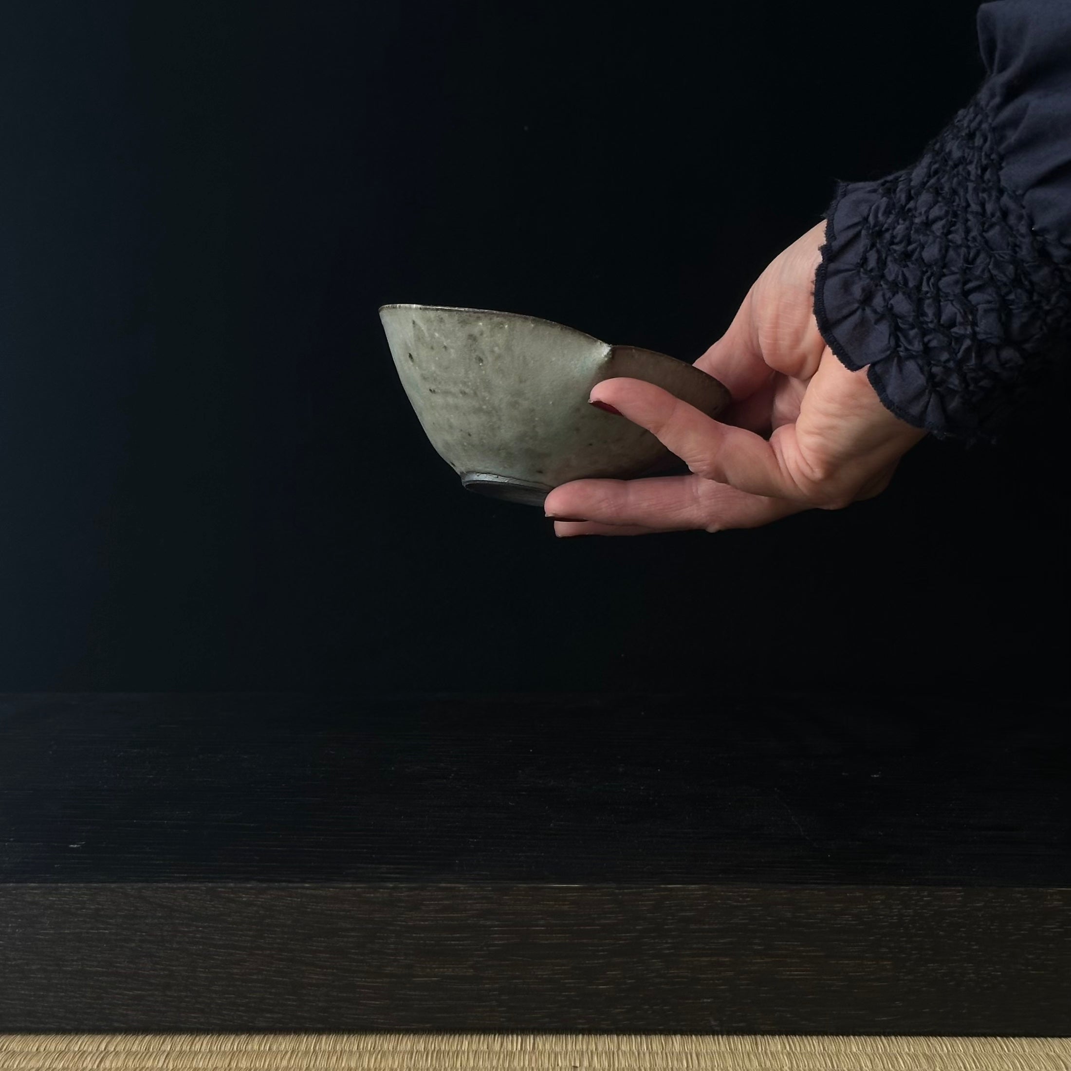 Coupelle katakuchi en céramique gris-vert de Shihō Takada