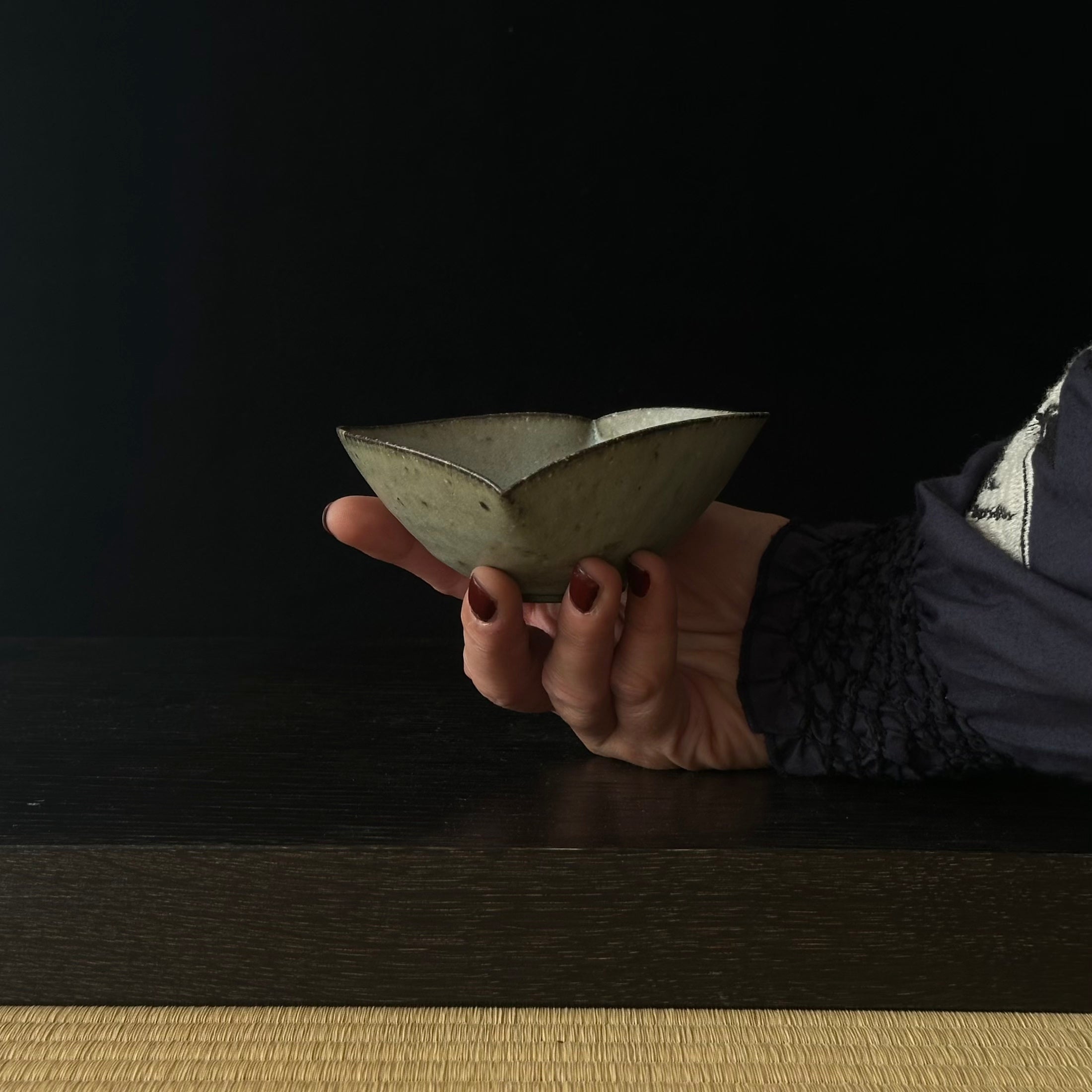 Coupelle katakuchi en céramique gris-vert de Shihō Takada