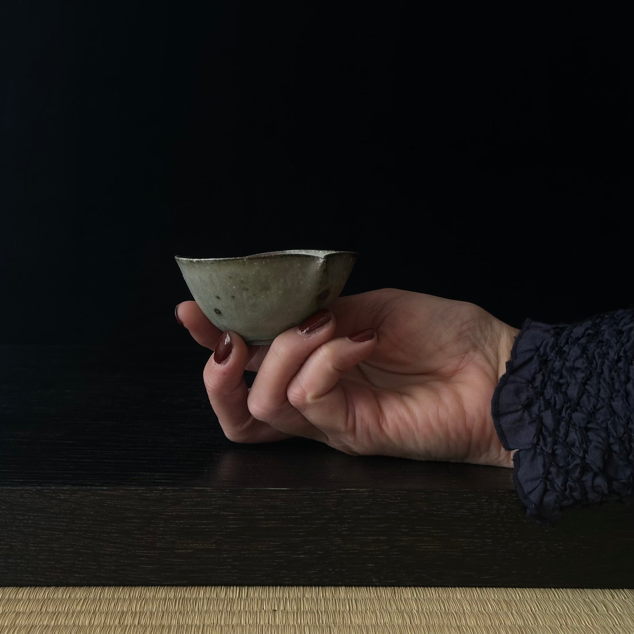 Petite coupelle katakuchi en céramique gris-vert de Shihō Takada