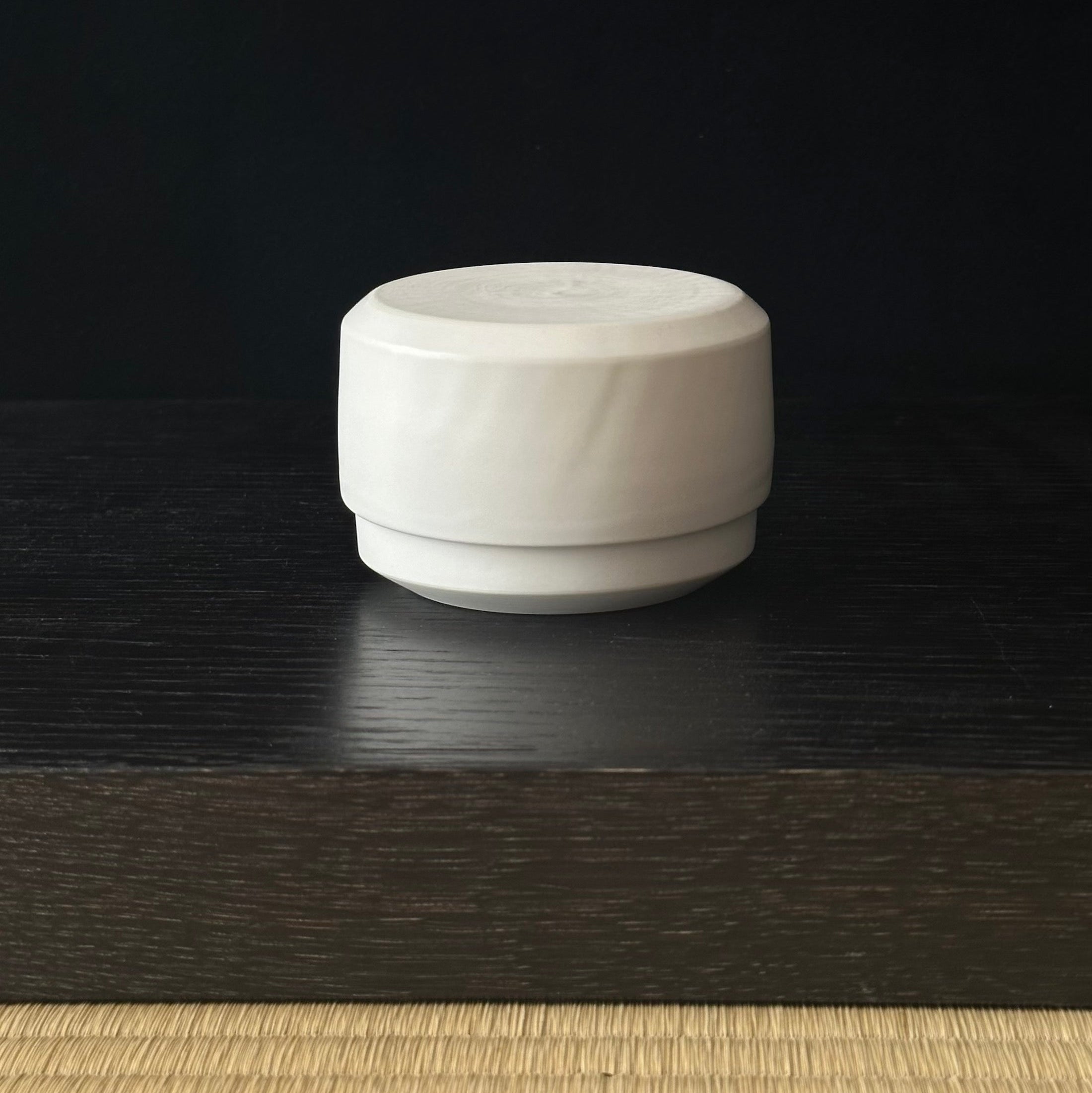 Deux tasses emboîtables en porcelaine blanche de Yuji Murakami