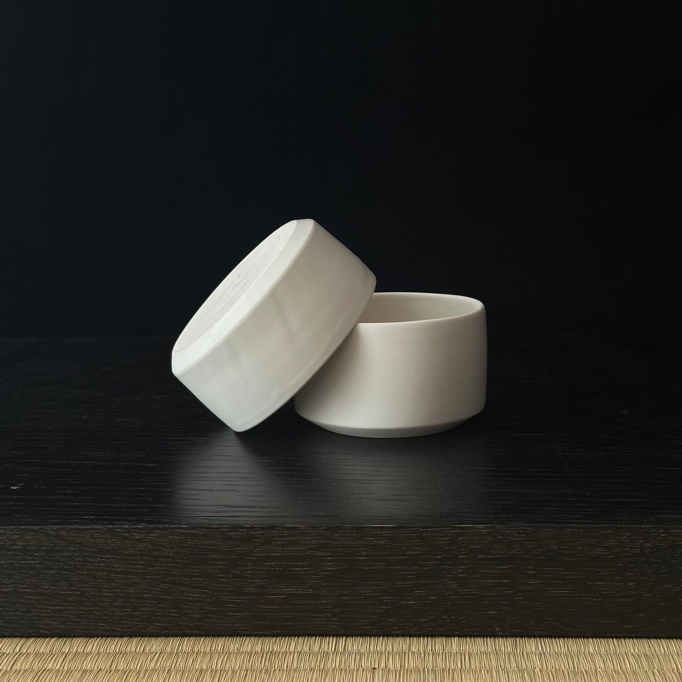 Deux tasses emboîtables en porcelaine blanche de Yuji Murakami