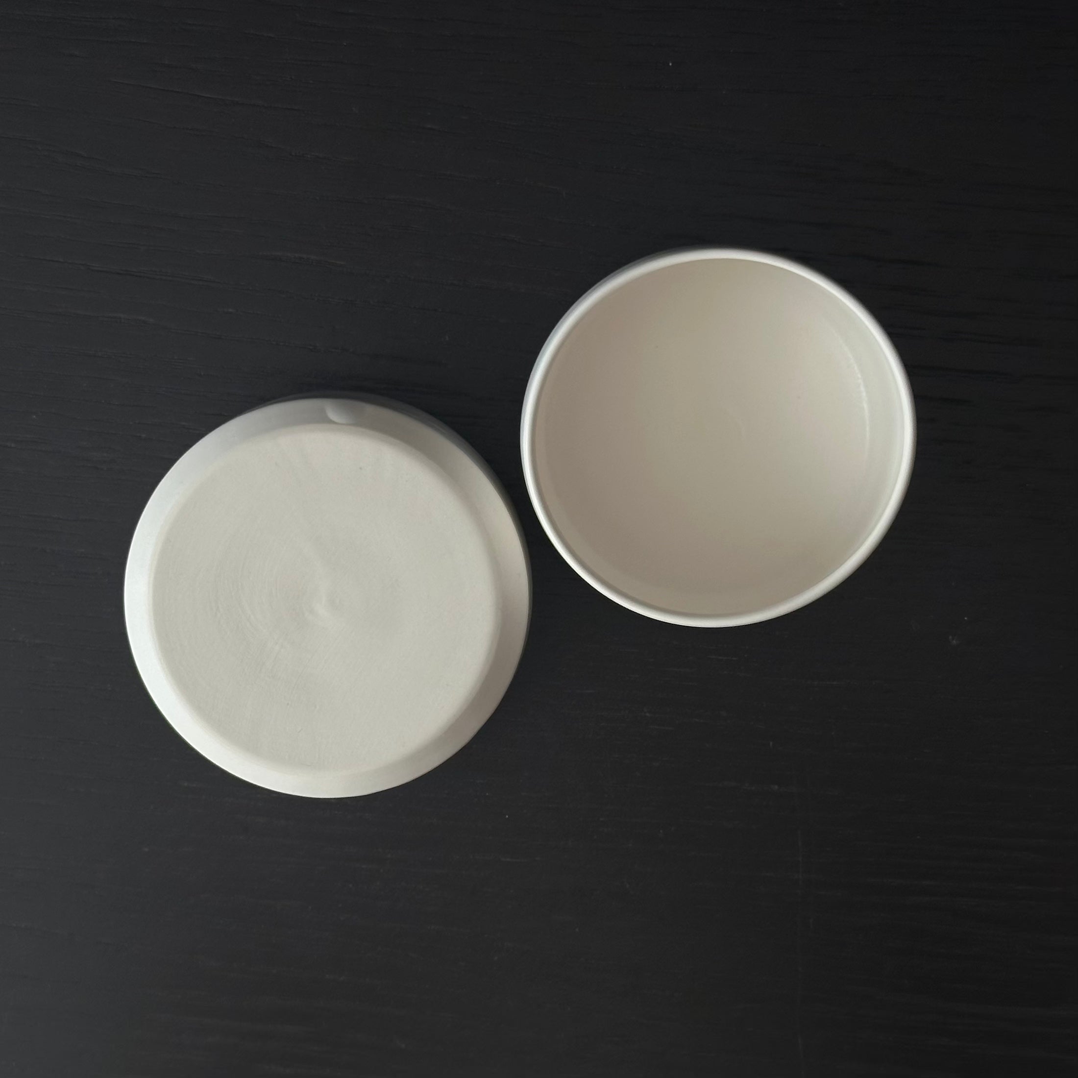 Deux tasses emboîtables en porcelaine blanche de Yuji Murakami