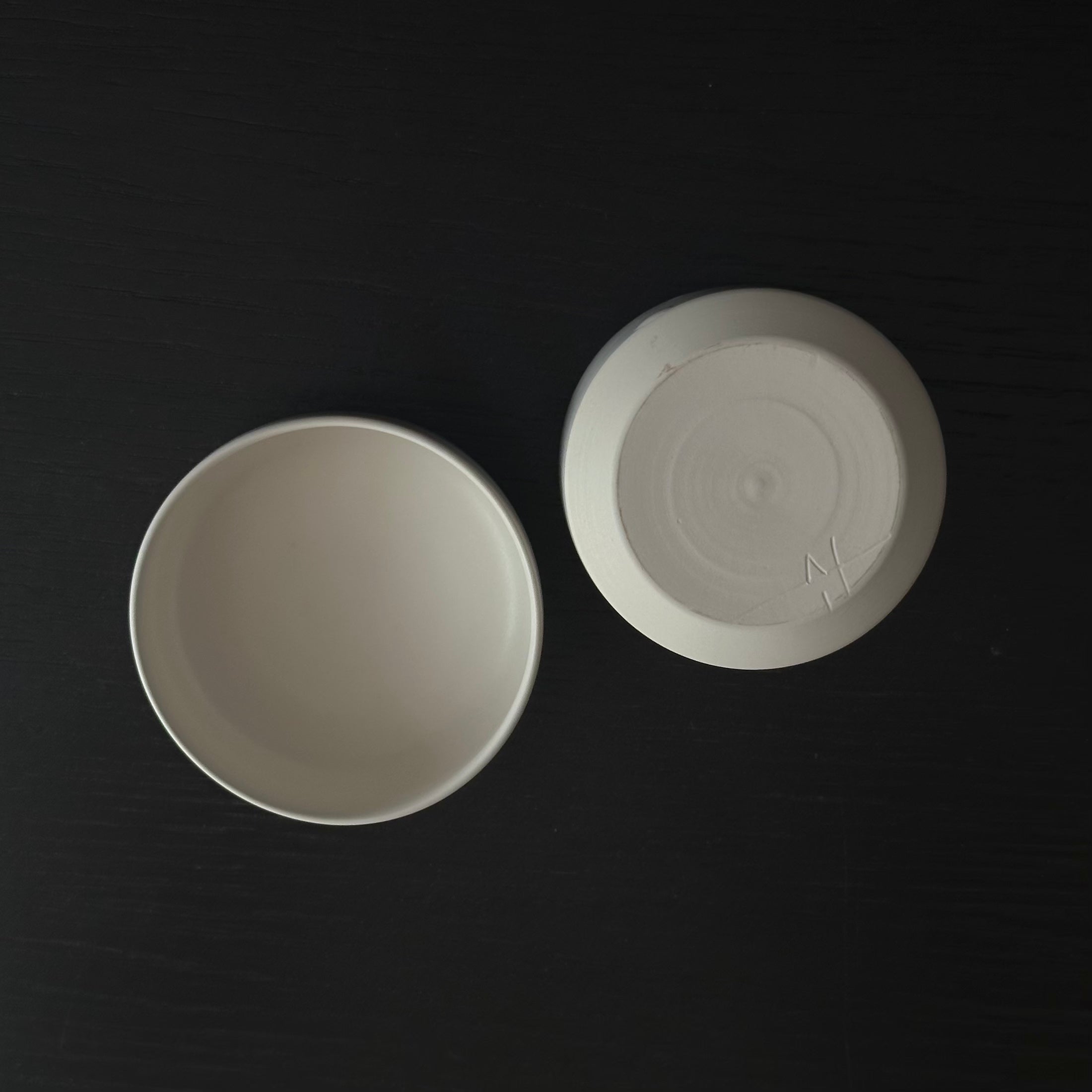 Deux tasses emboîtables en porcelaine blanche de Yuji Murakami