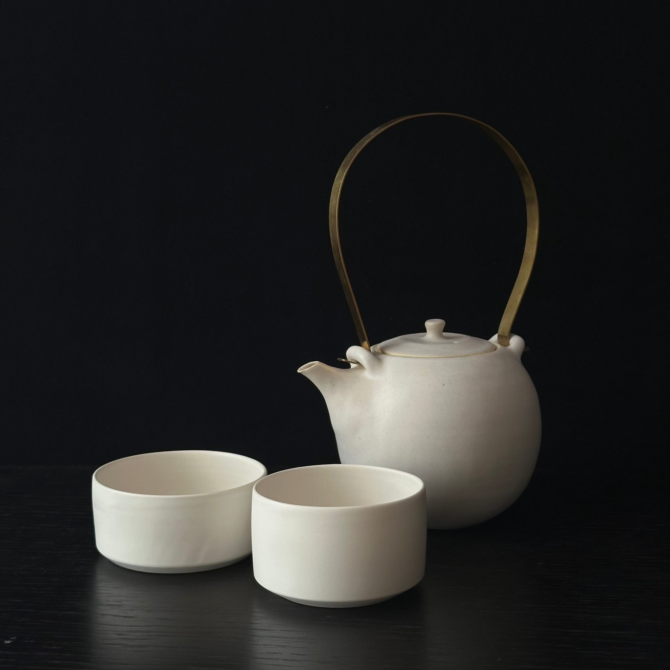 Deux tasses emboîtables en porcelaine blanche de Yuji Murakami