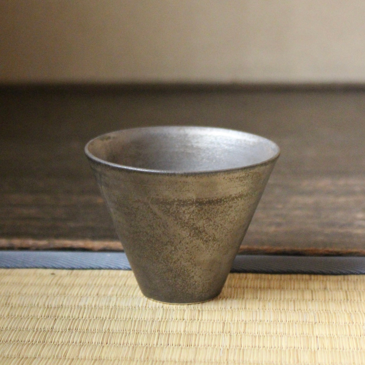Tasse en céramique manganèse de l’atelier Tokinoha
