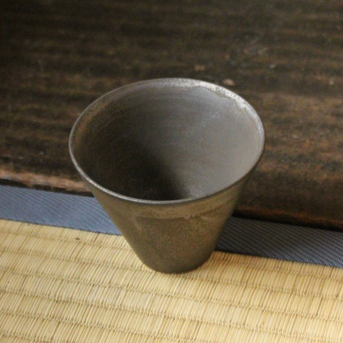 Tasse en céramique manganèse de l’atelier Tokinoha