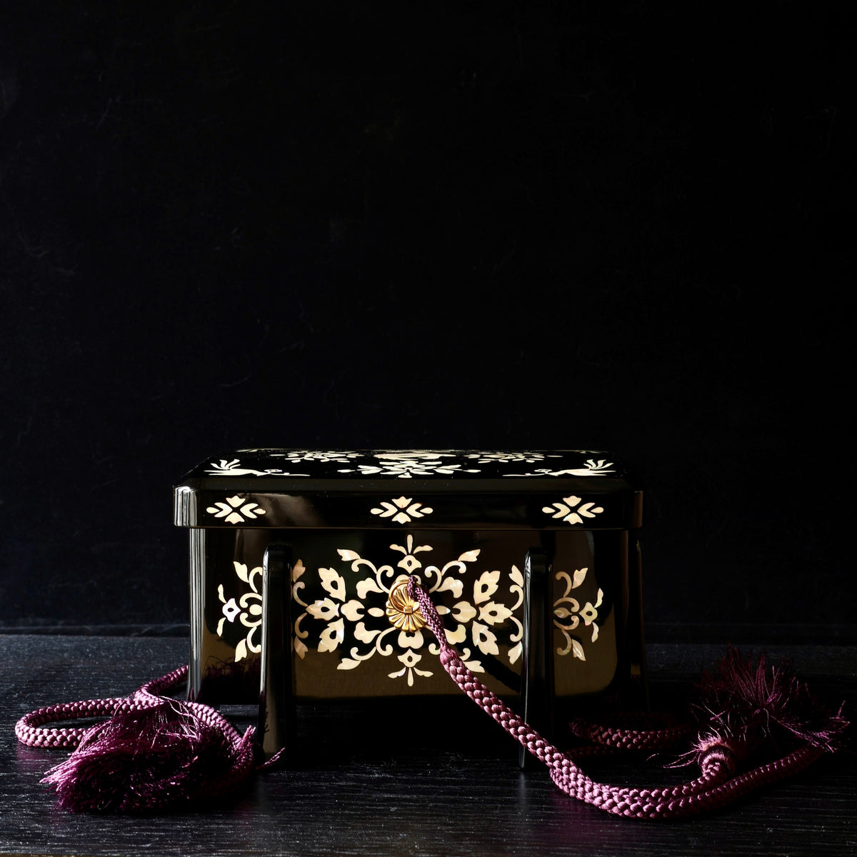 Tebako (Japanese box for precious objects) in black urushi lacquer and mother-of-pearl, Shōsō-in moyō design by Ishida Shinonome-dō