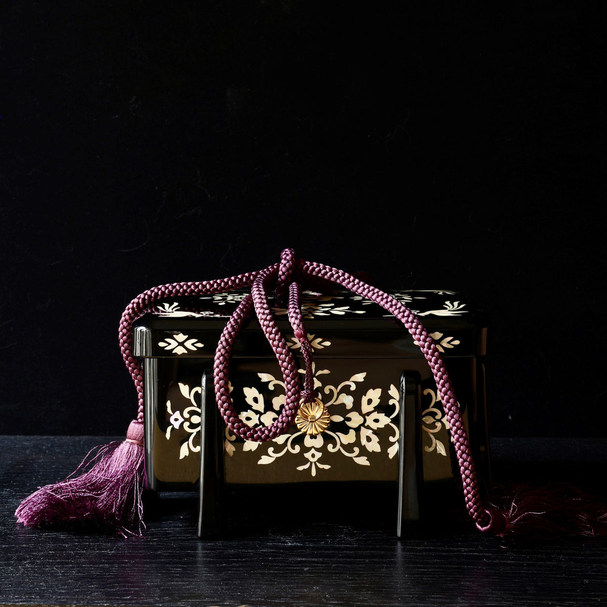 Tebako (coffret japonais pour objets précieux) en laque urushi noire et nacre, décor Shōsō-in moyō de Ishida Shinonome-dō